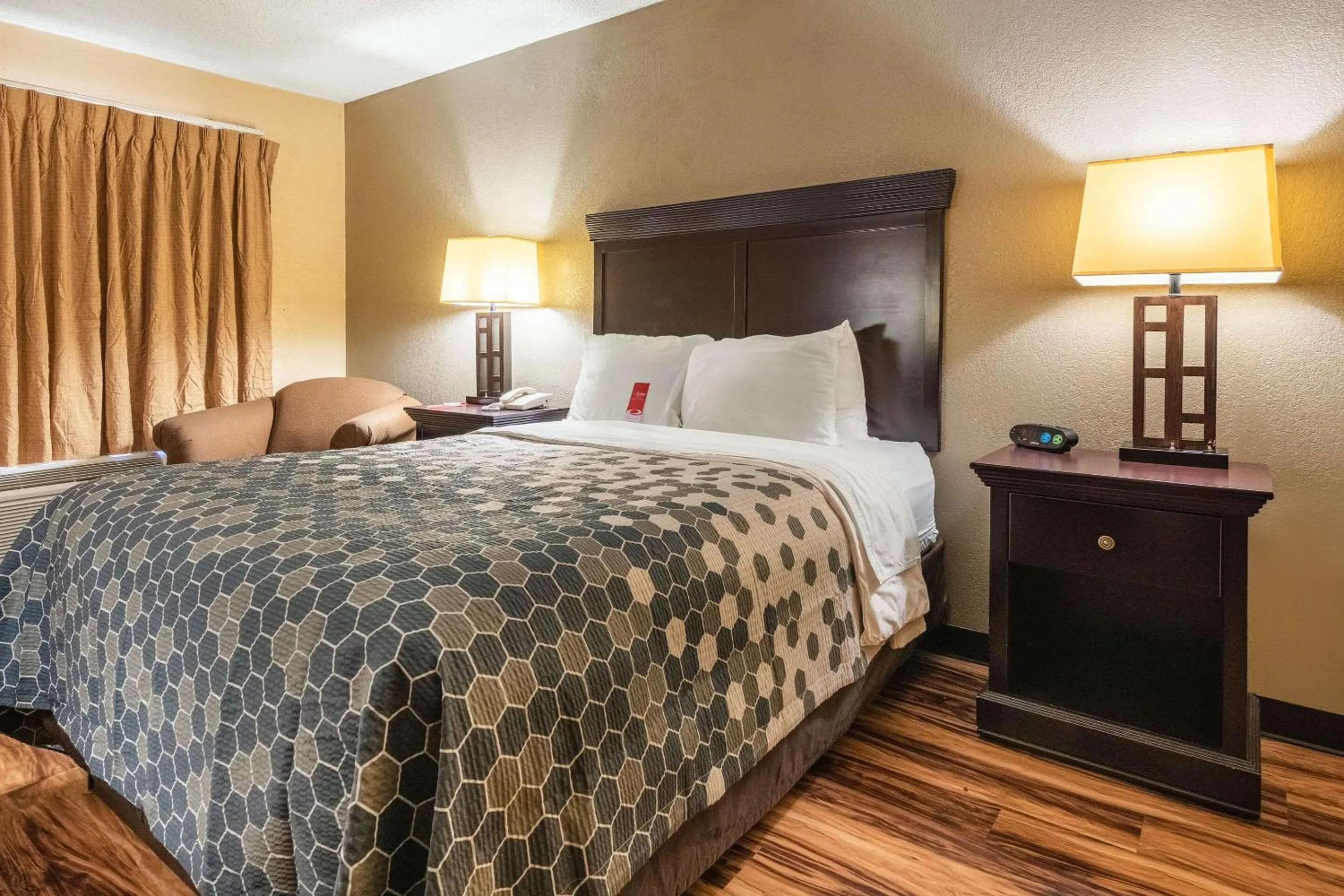 Photo of the whole room, Bed in Econo Lodge Hillsboro I-35