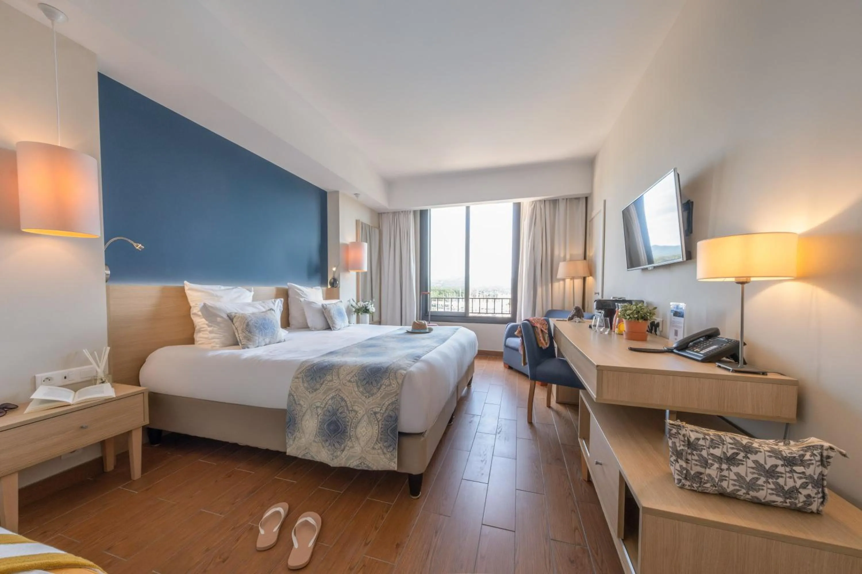 Bedroom, Bed in Hôtel Helios & SPA - Ile des Embiez