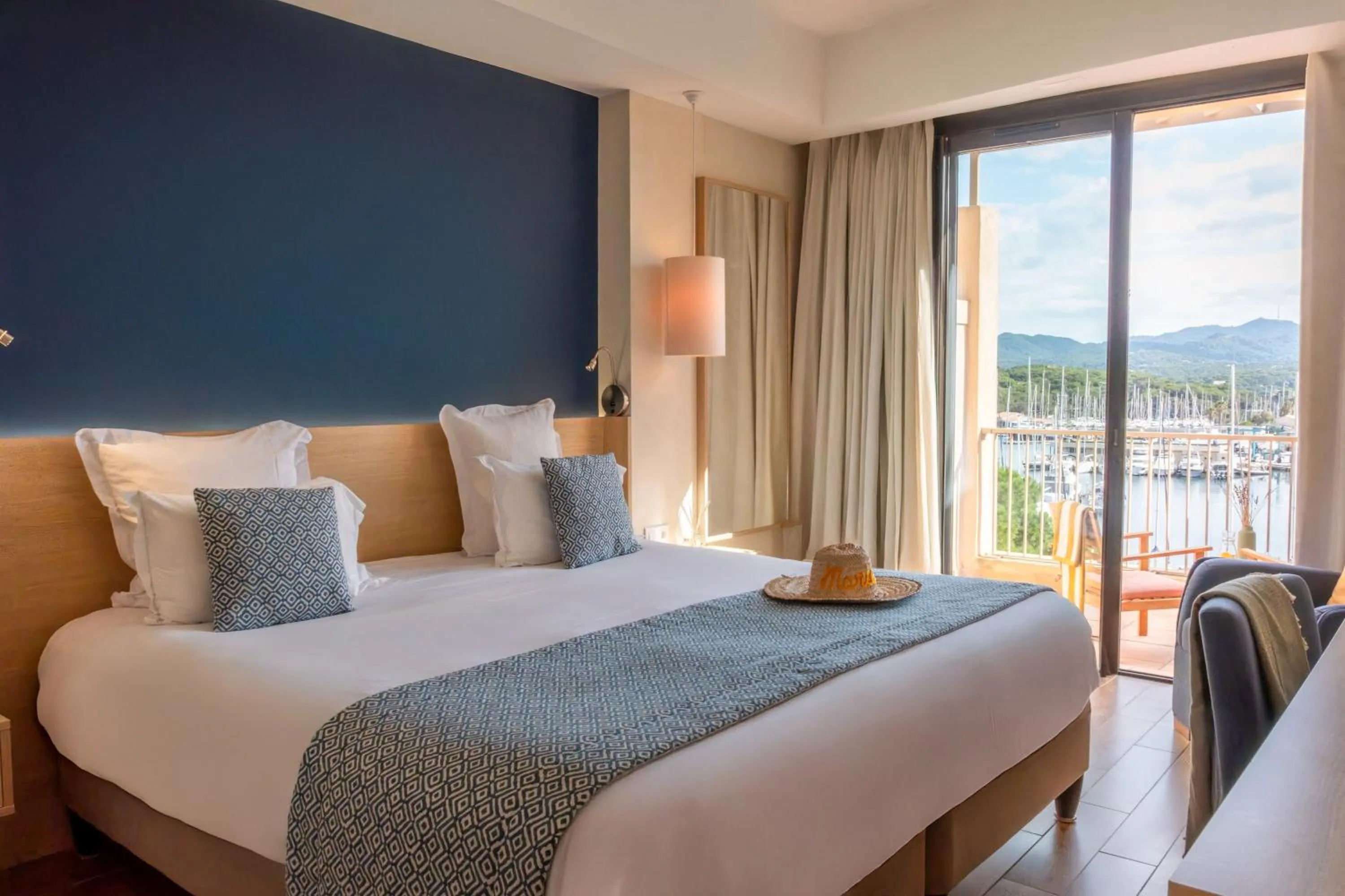 Bedroom, Bed in Hôtel Helios & SPA - Ile des Embiez