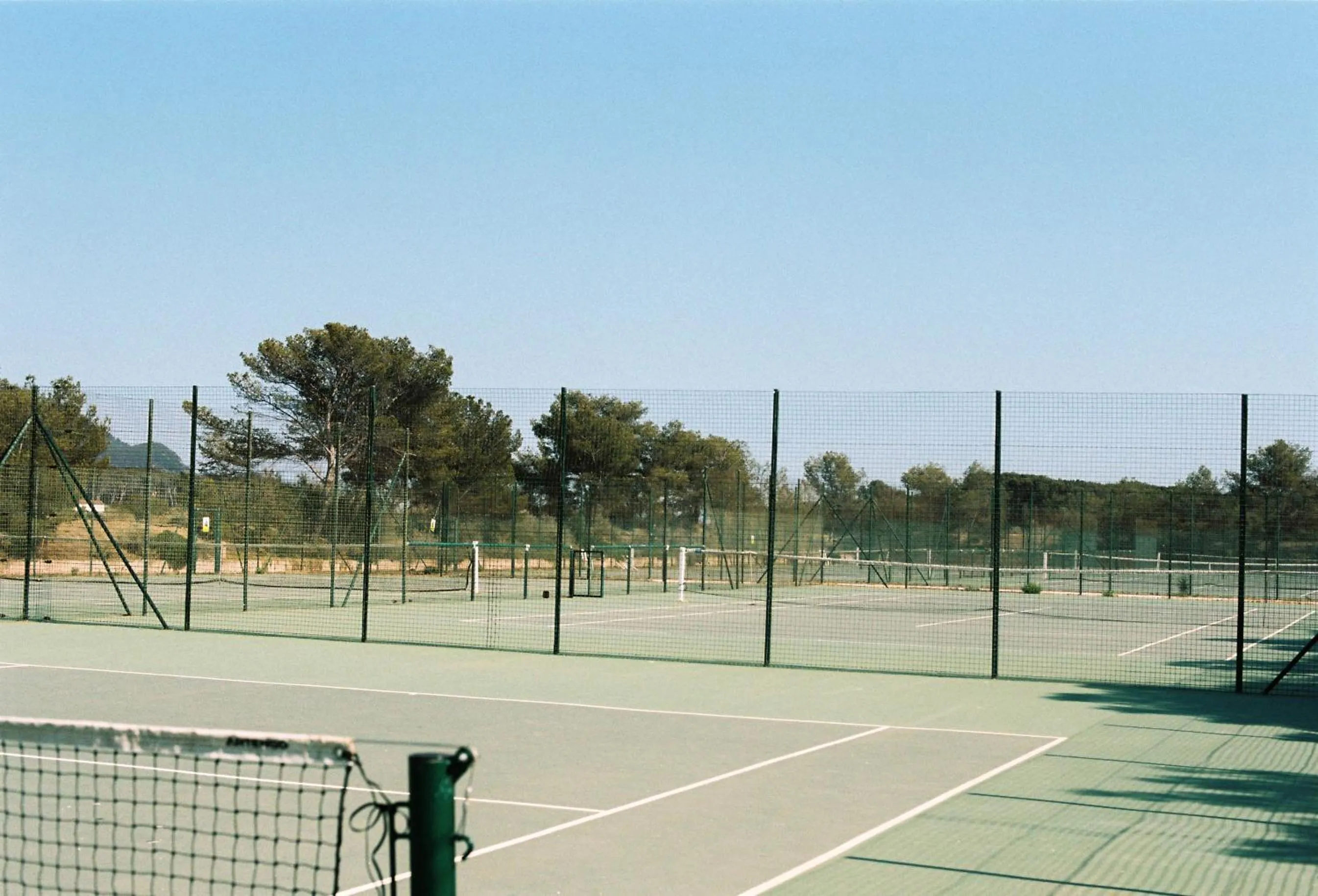 Tennis court in Hôtel Helios & SPA - Ile des Embiez
