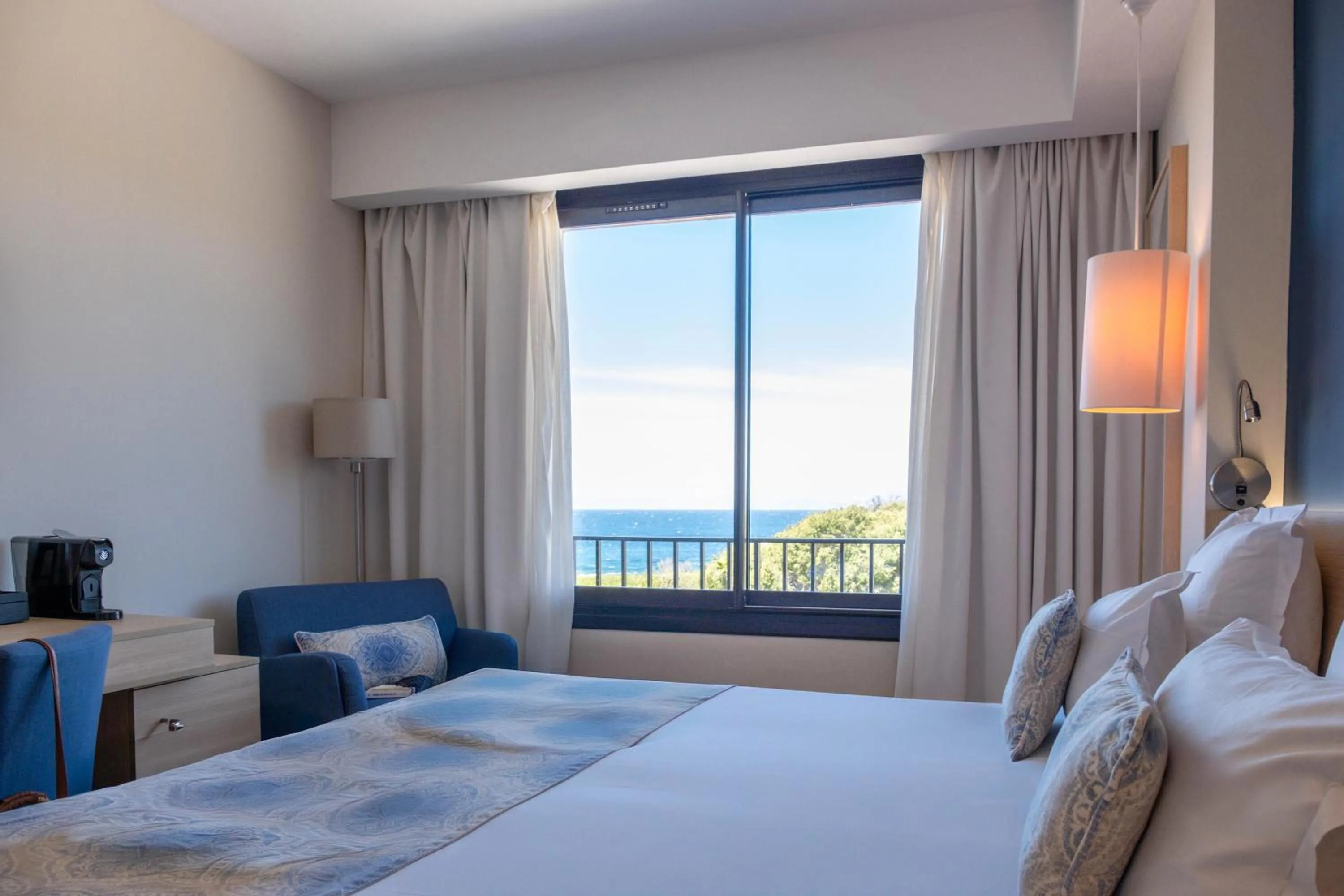 Bed in Hôtel Helios & SPA - Ile des Embiez