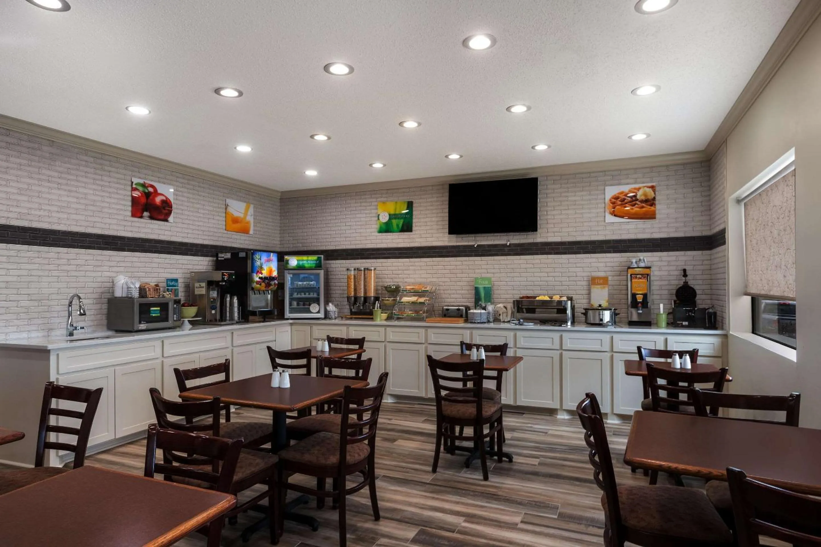 Breakfast in Quality Inn & Suites Pearl-Jackson