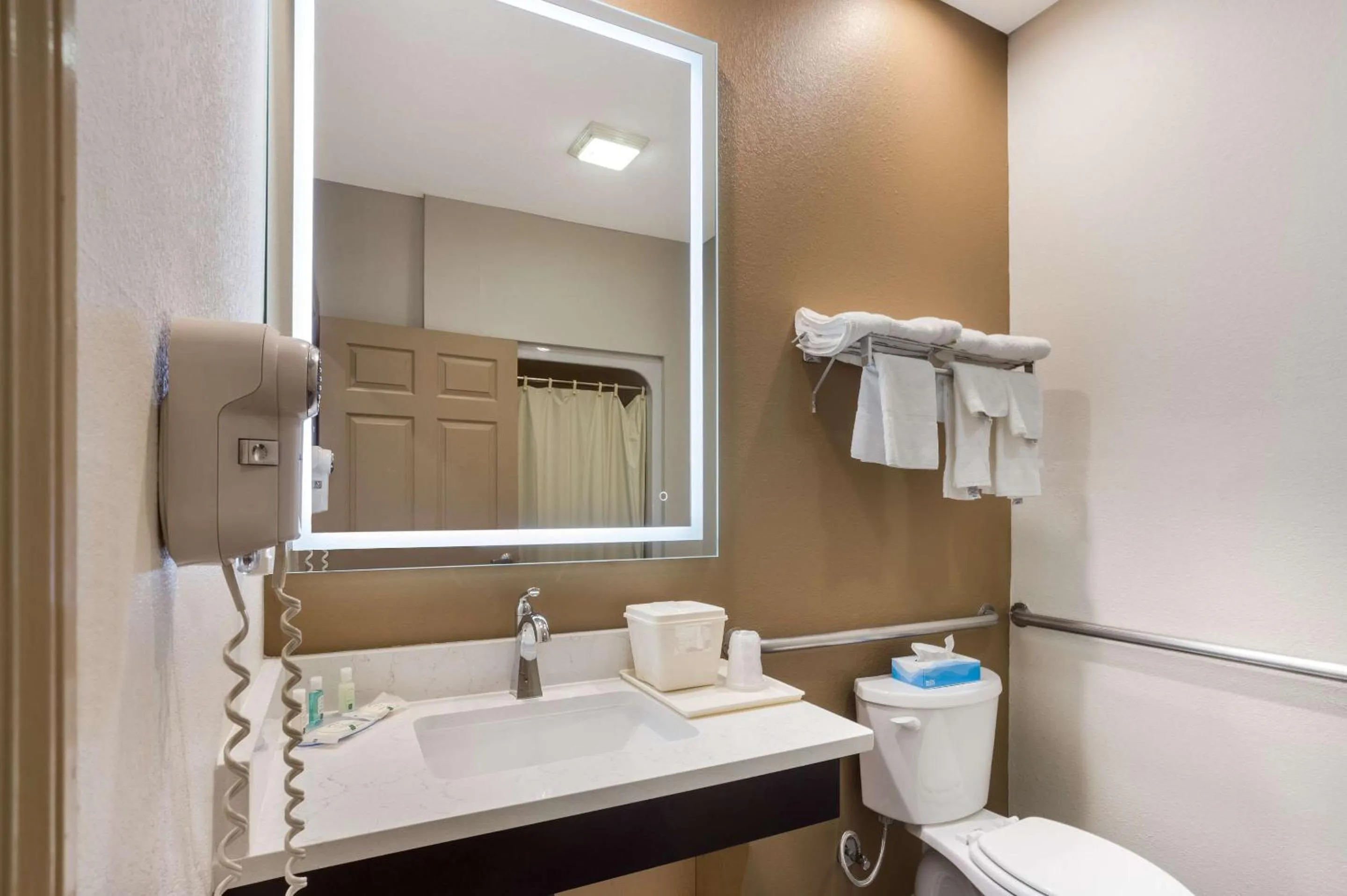 Bedroom in Quality Inn & Suites Pearl-Jackson