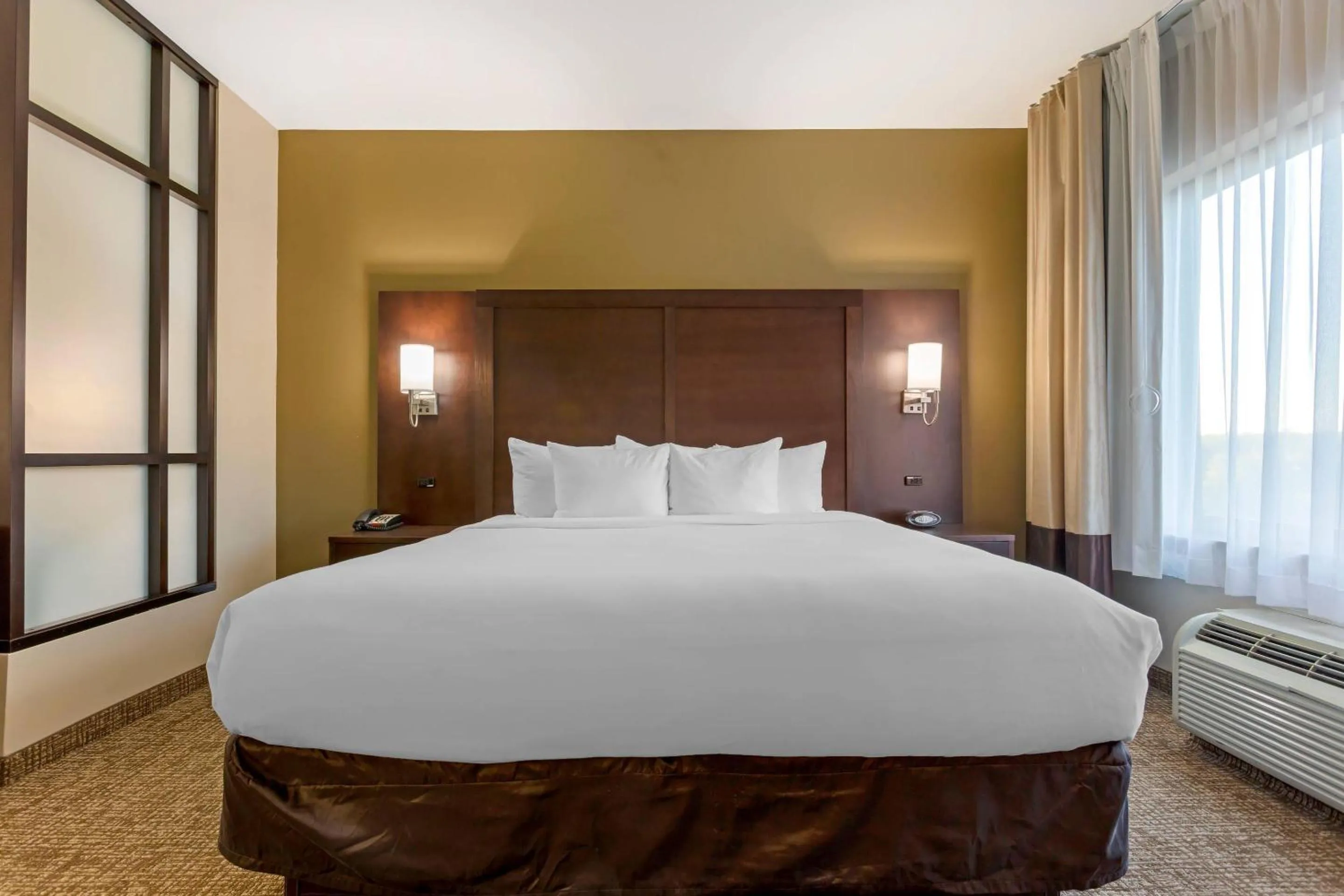 Bedroom, Bed in Comfort Suites Little Rock West