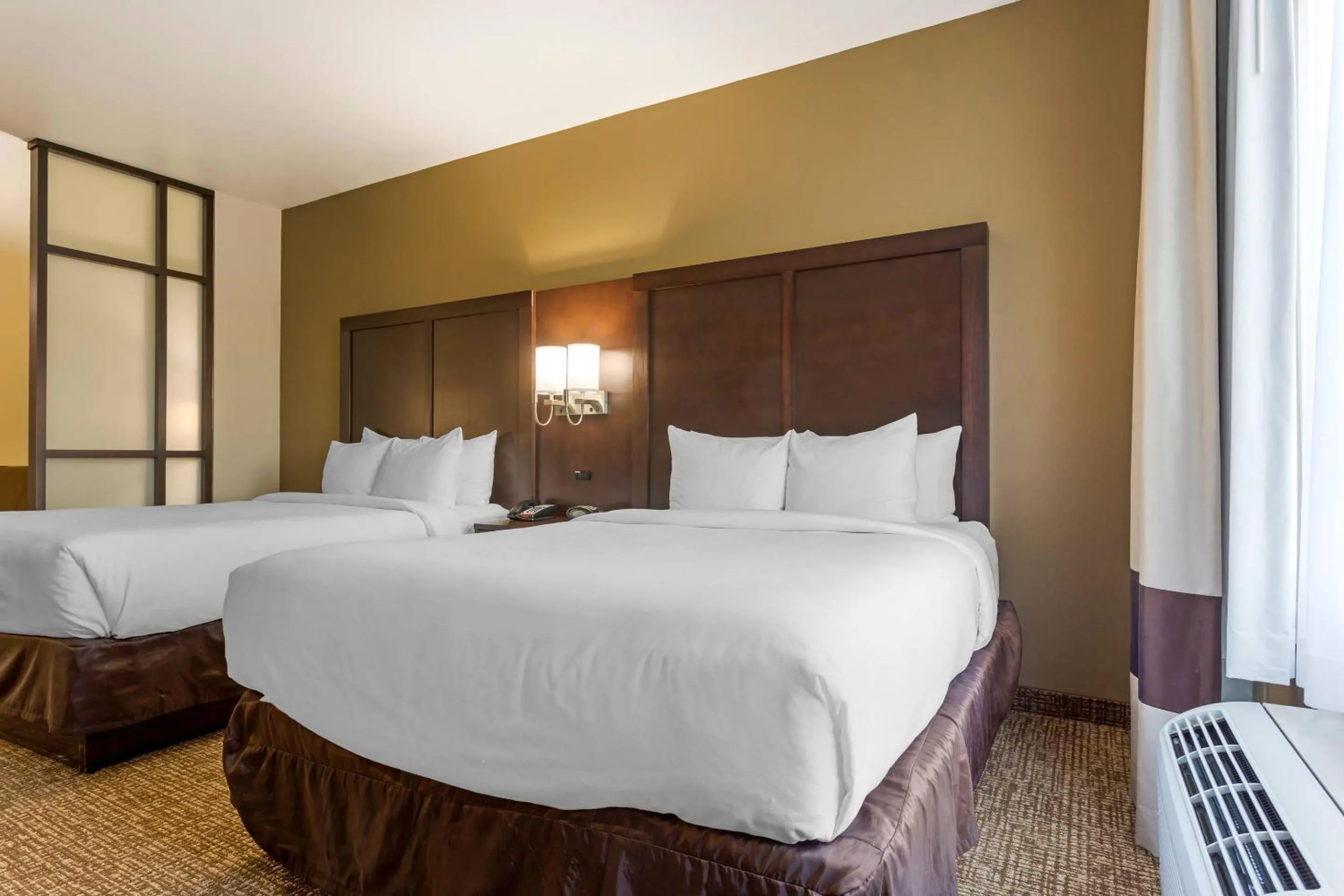 Bedroom, Bed in Comfort Suites Little Rock West