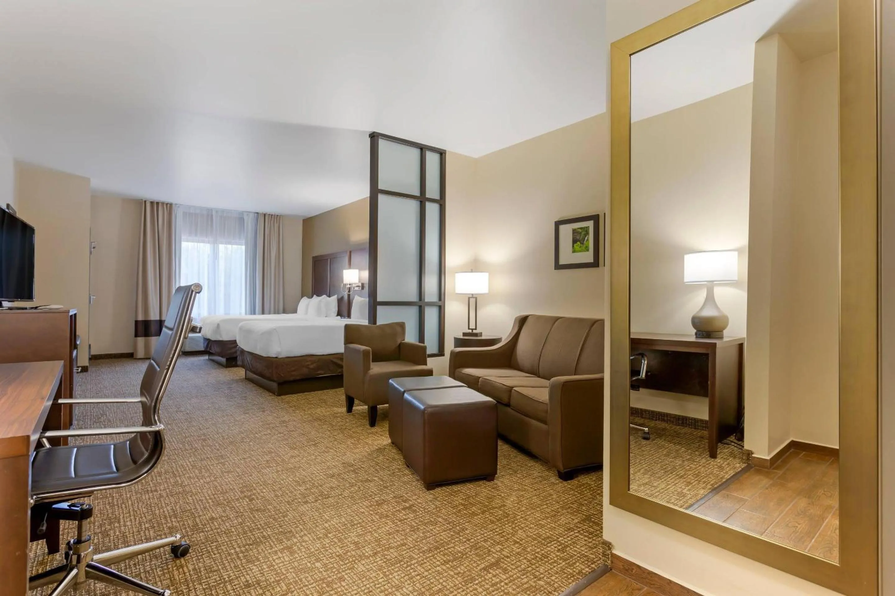 Seating area, Bed in Comfort Suites Little Rock West