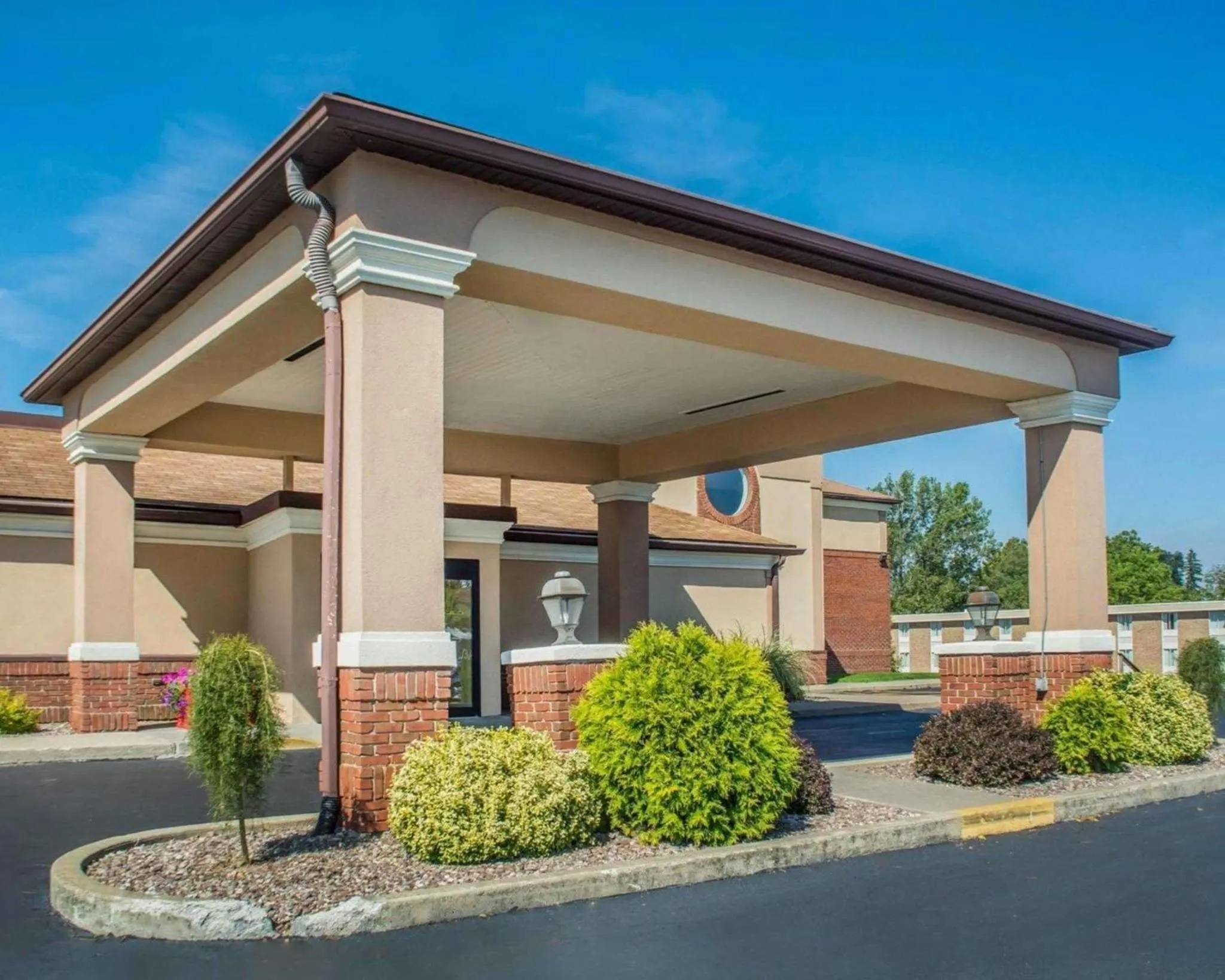Property building in Quality Inn Lockport