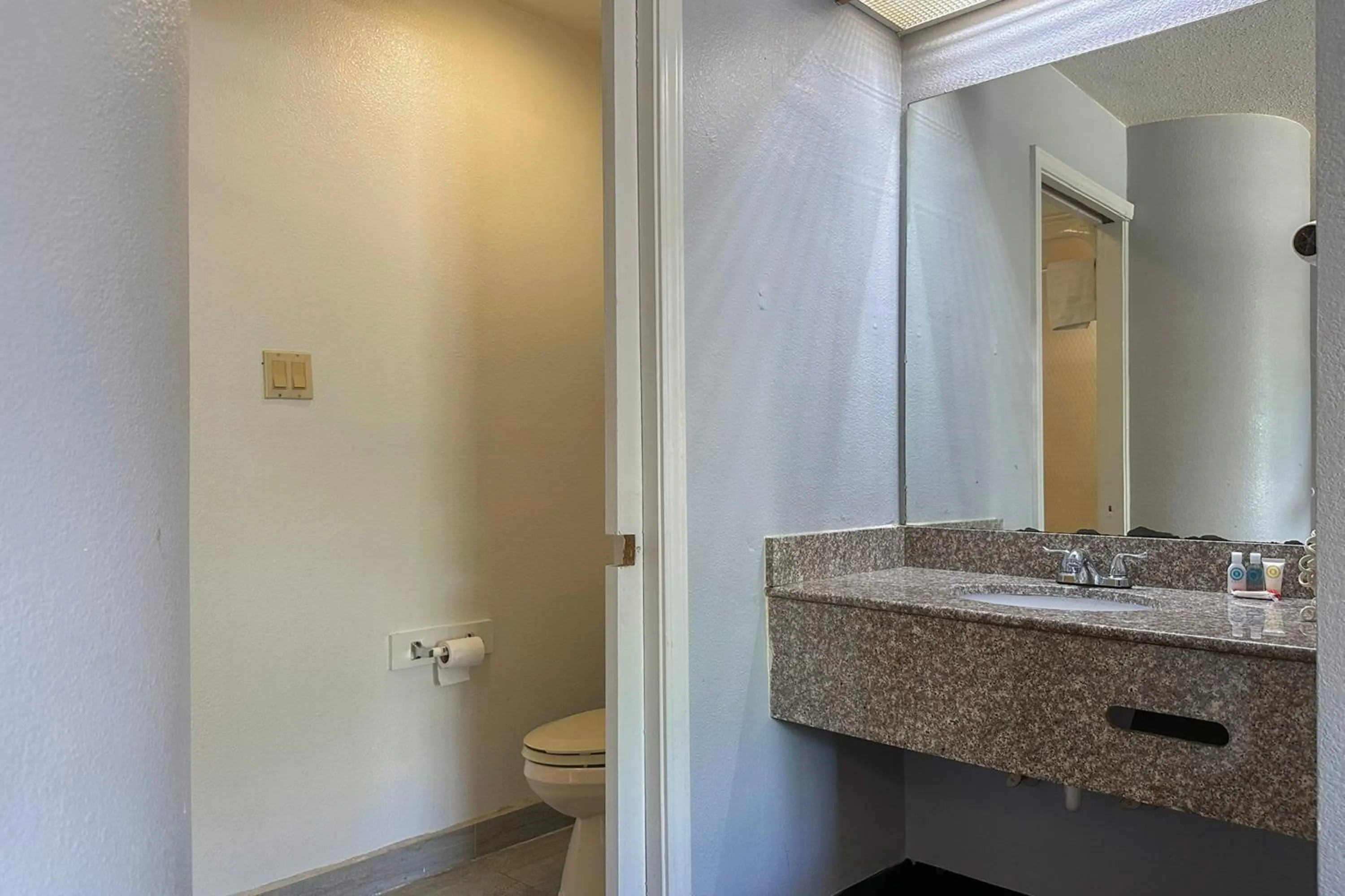 Bathroom in Classic Inn By Townhouse American Way Memphis I 240