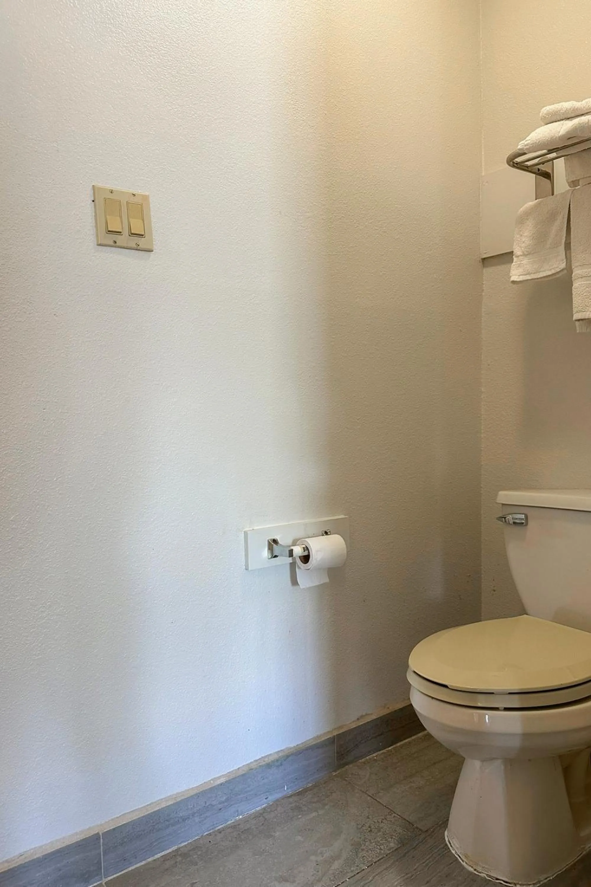 Bathroom in Classic Inn By Townhouse American Way Memphis I 240