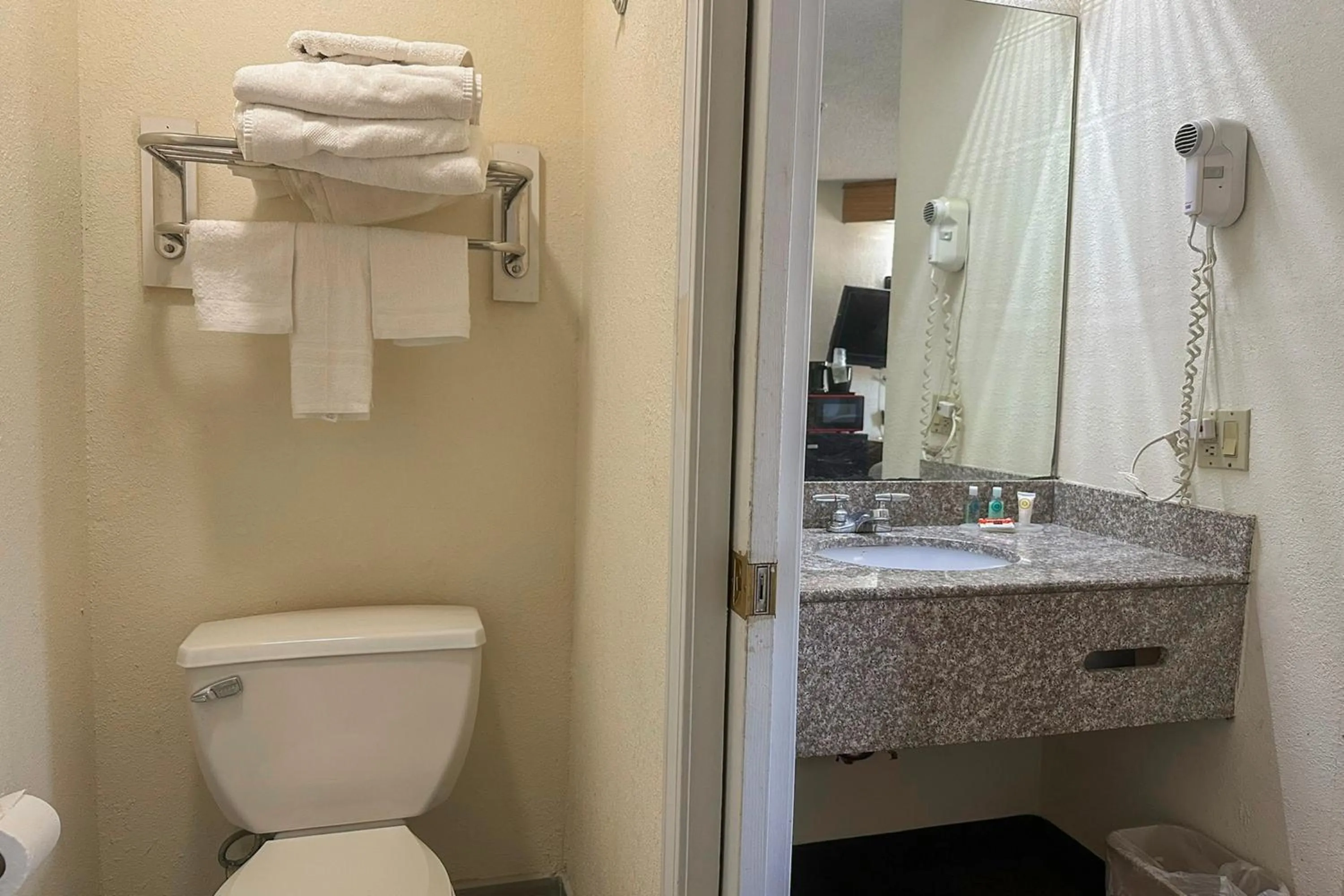 Bathroom in Classic Inn By Townhouse American Way Memphis I 240