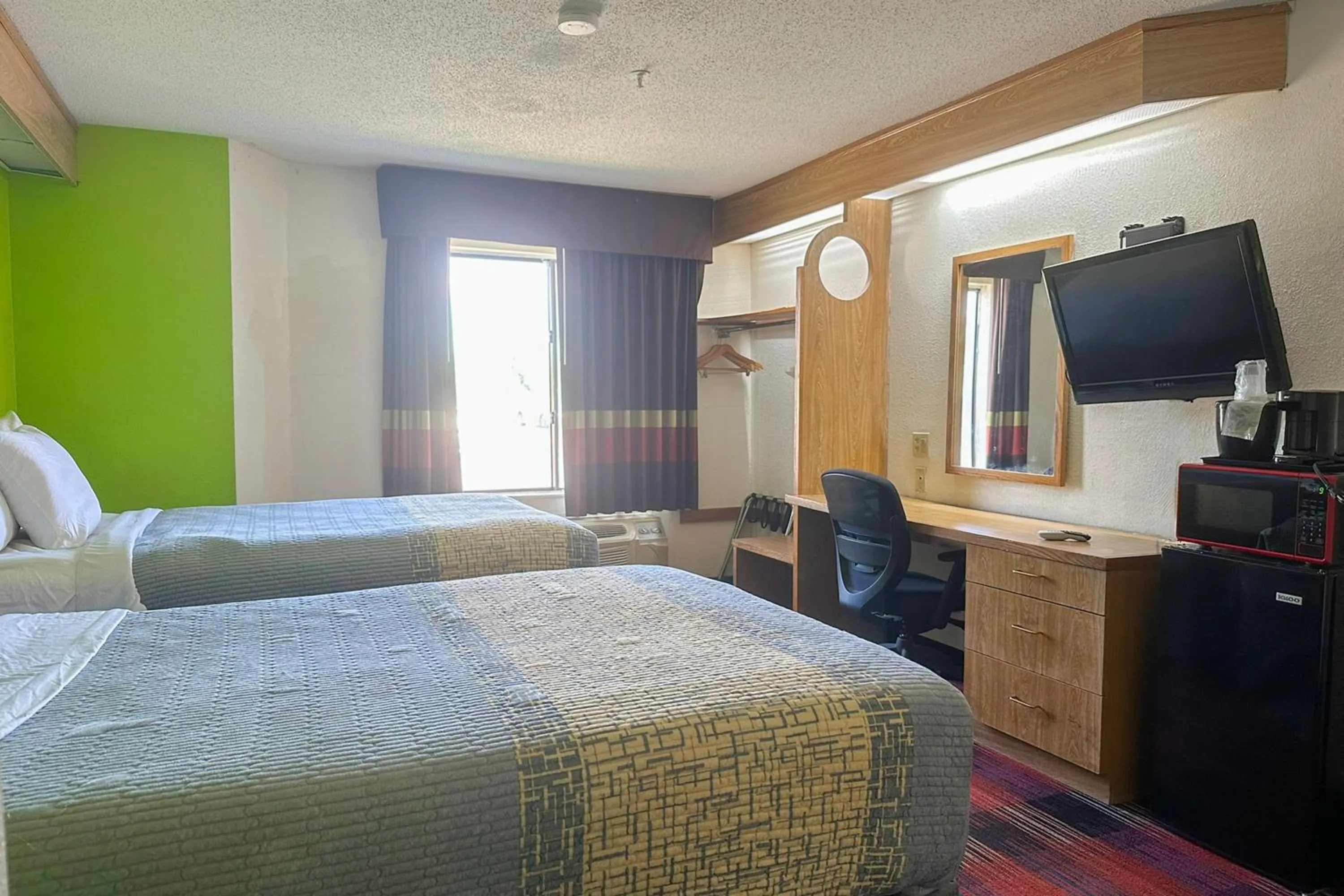 Bedroom, Bed in Classic Inn By Townhouse American Way Memphis I 240