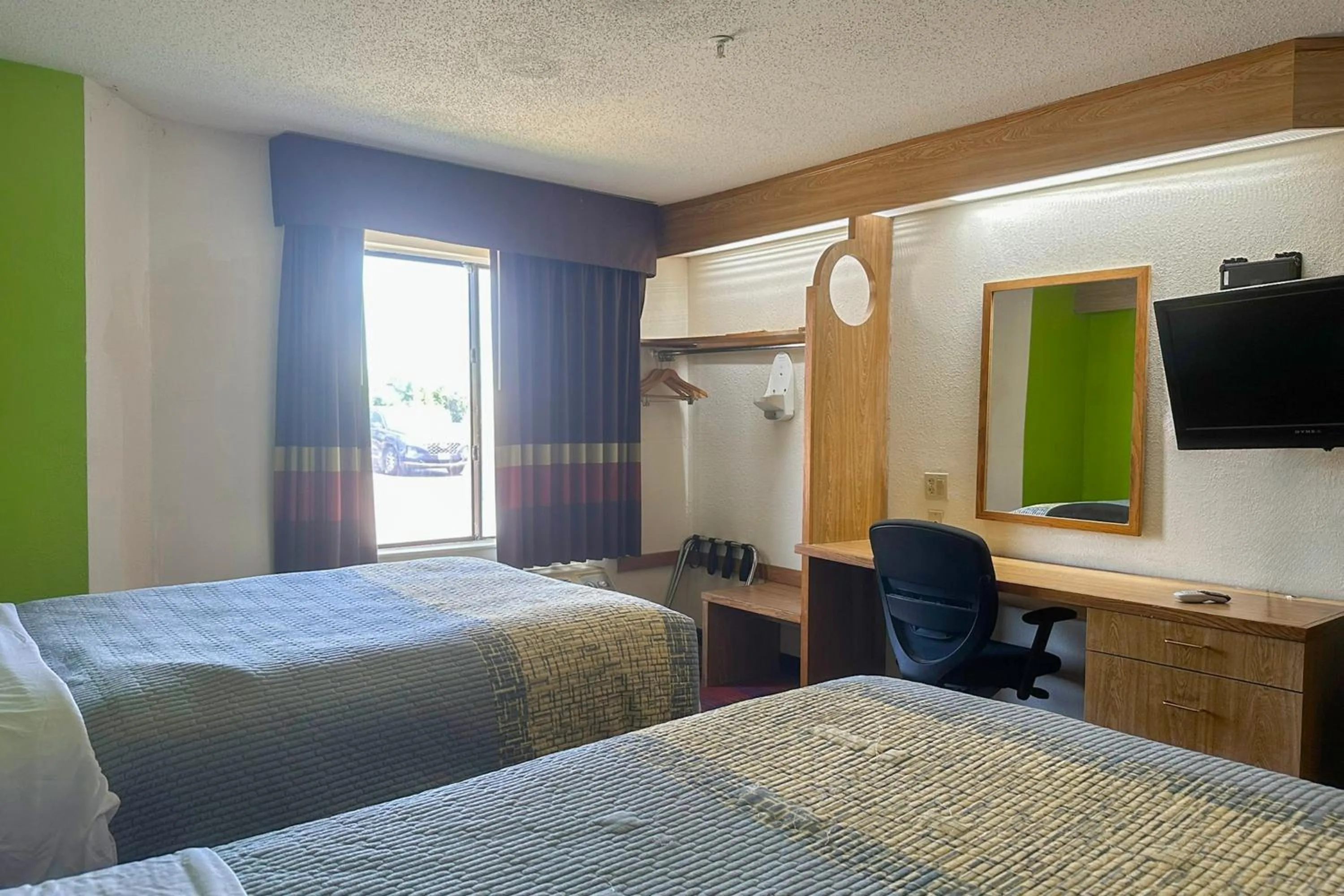 Bedroom, Bed in Classic Inn By Townhouse American Way Memphis I 240