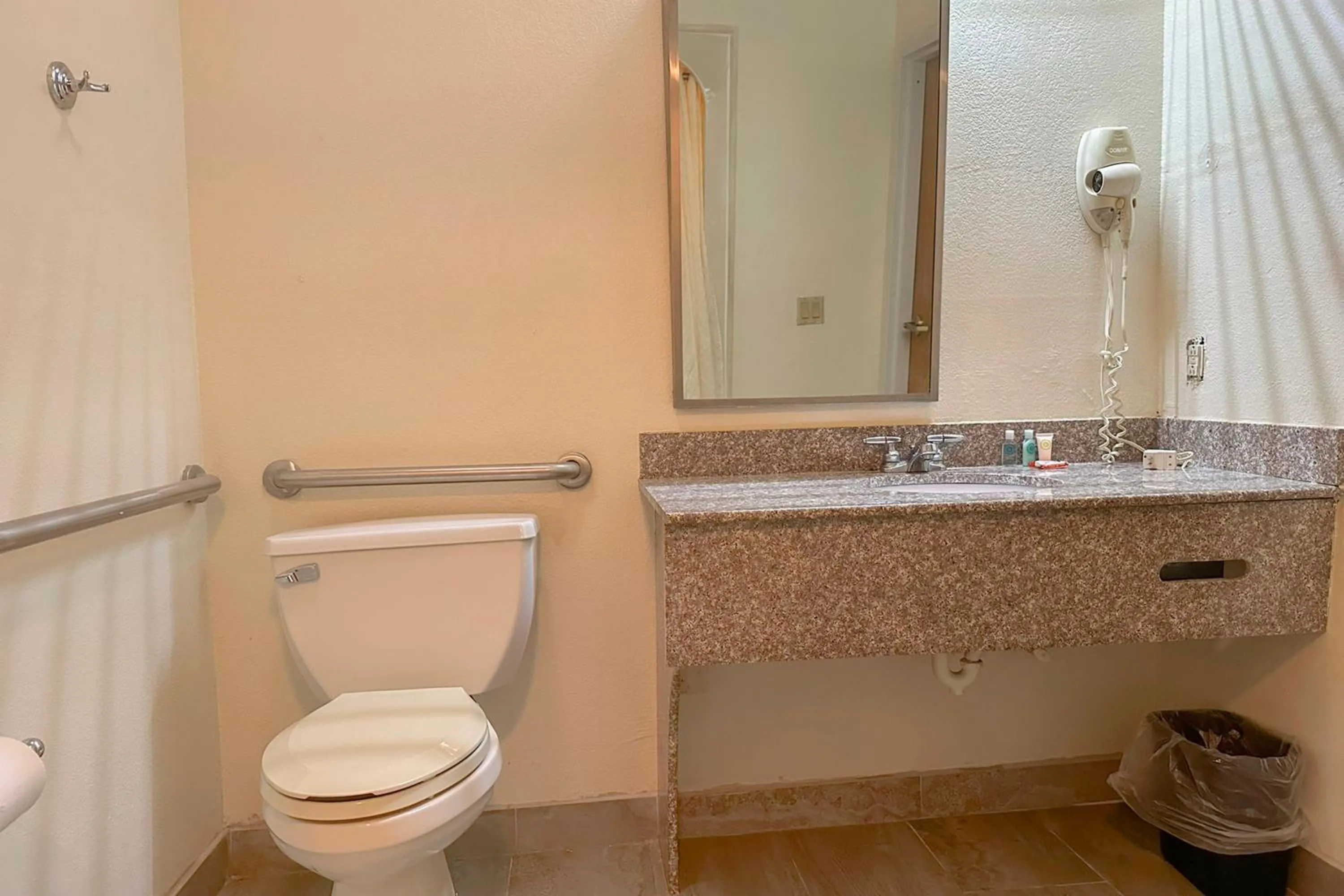 Bathroom in Classic Inn By Townhouse American Way Memphis I 240