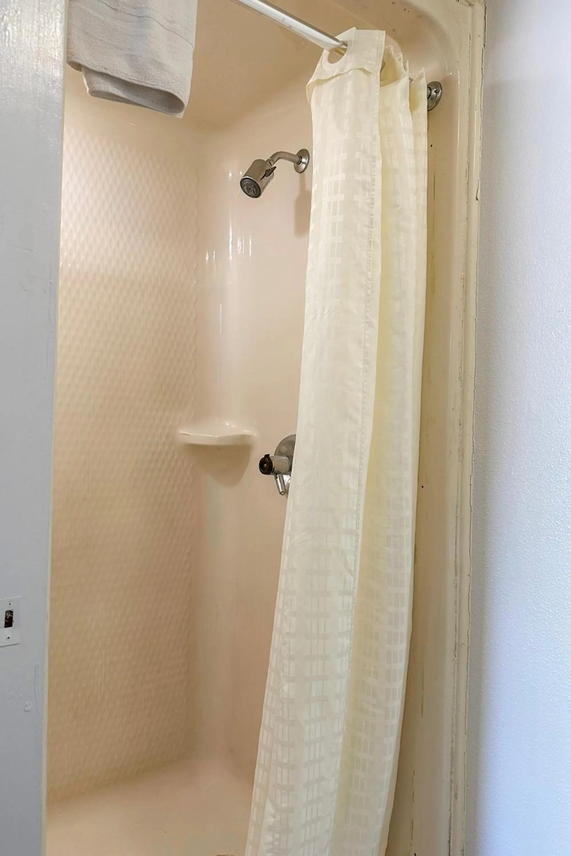 Shower in Classic Inn By Townhouse American Way Memphis I 240