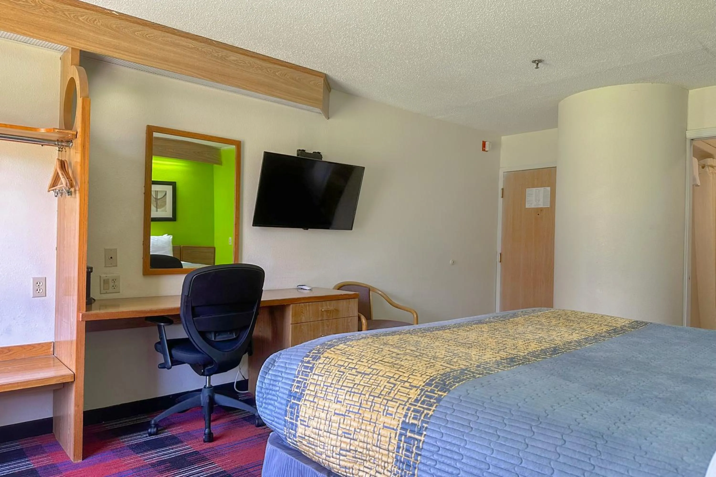 Bedroom, Bed in Classic Inn By Townhouse American Way Memphis I 240