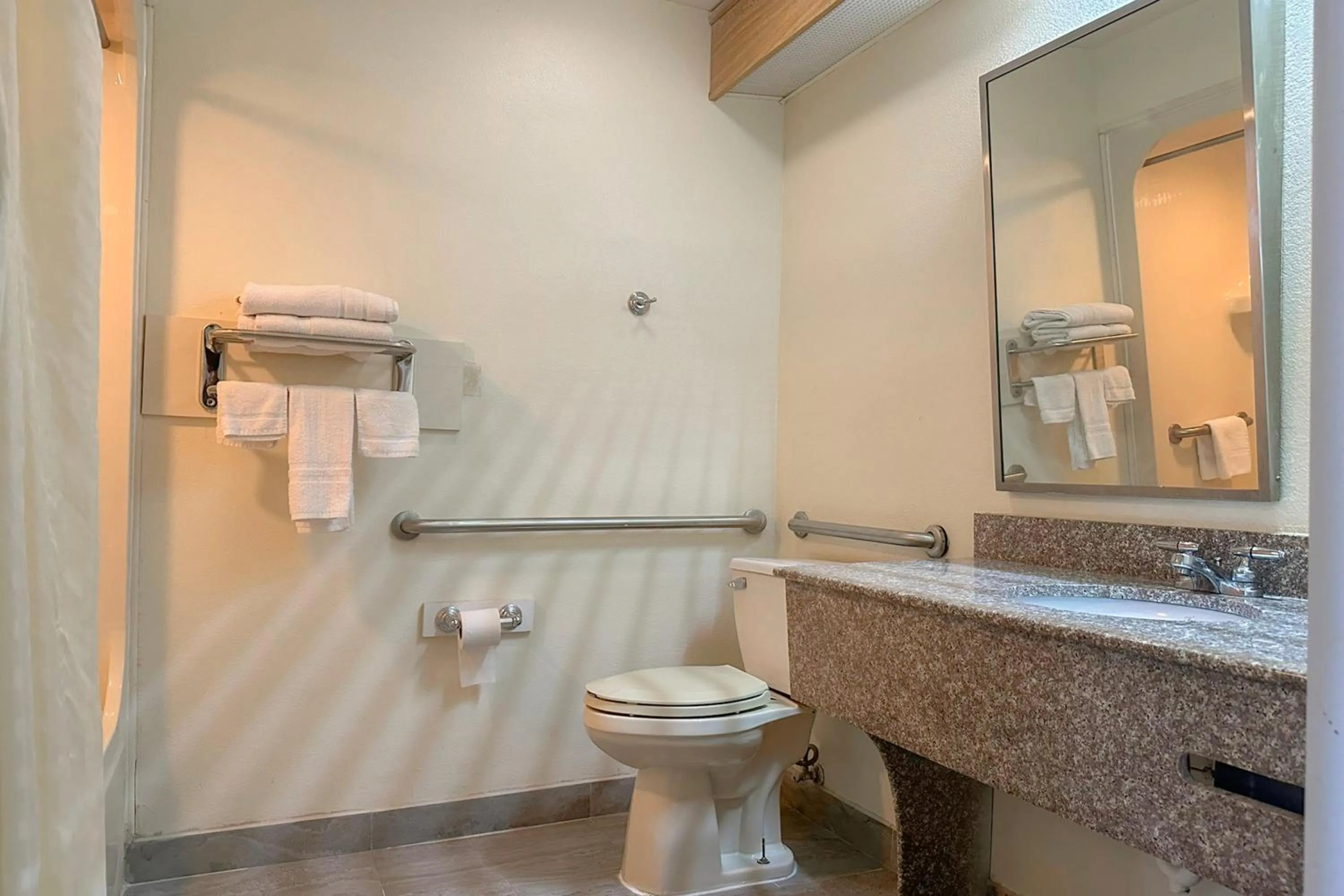 Bathroom in Classic Inn By Townhouse American Way Memphis I 240