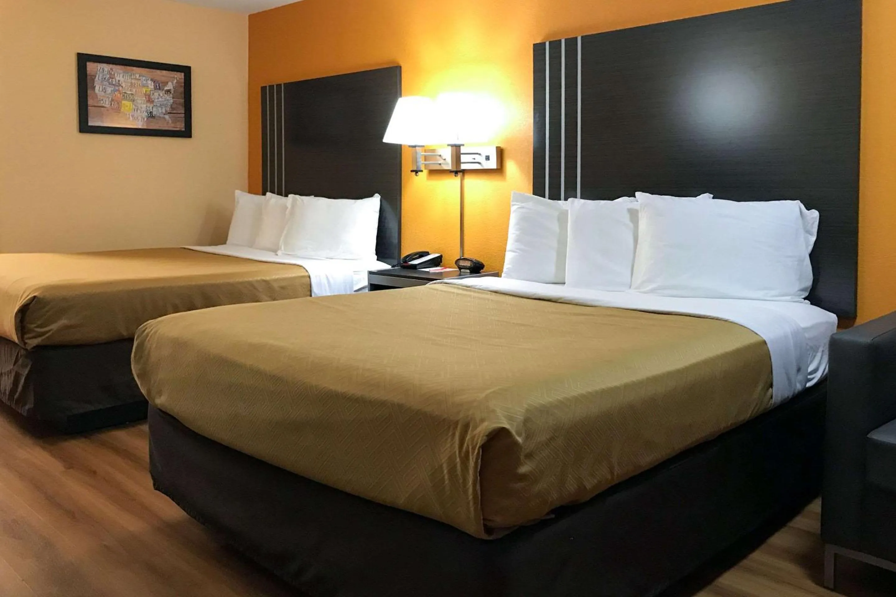 Photo of the whole room, Bed in Econo Lodge Purcell