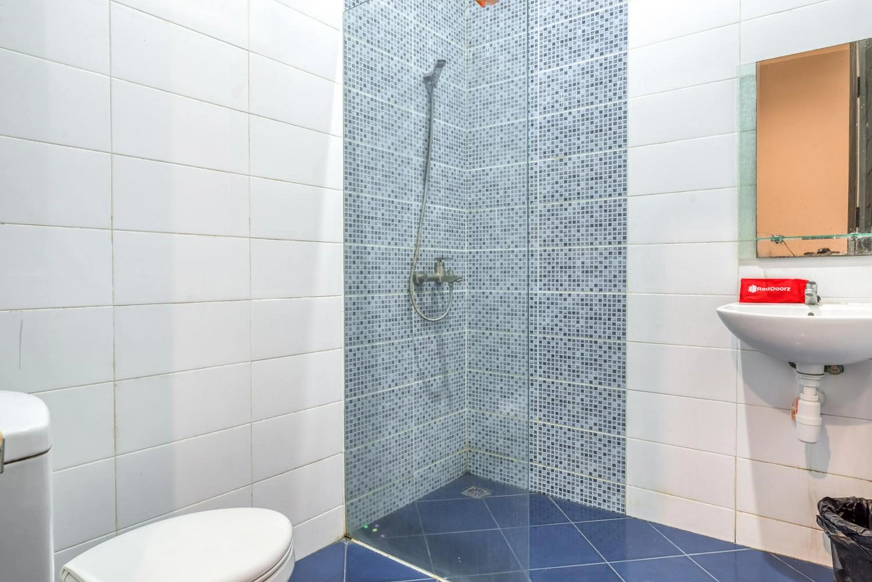 Bathroom in RedDoorz near Surabaya Zoo