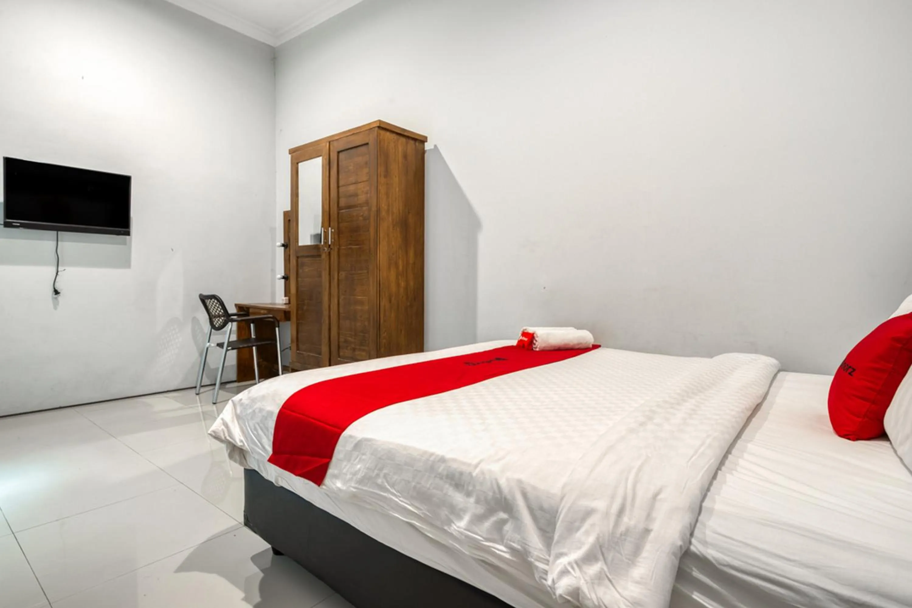 Bedroom, Bed in RedDoorz near Surabaya Zoo