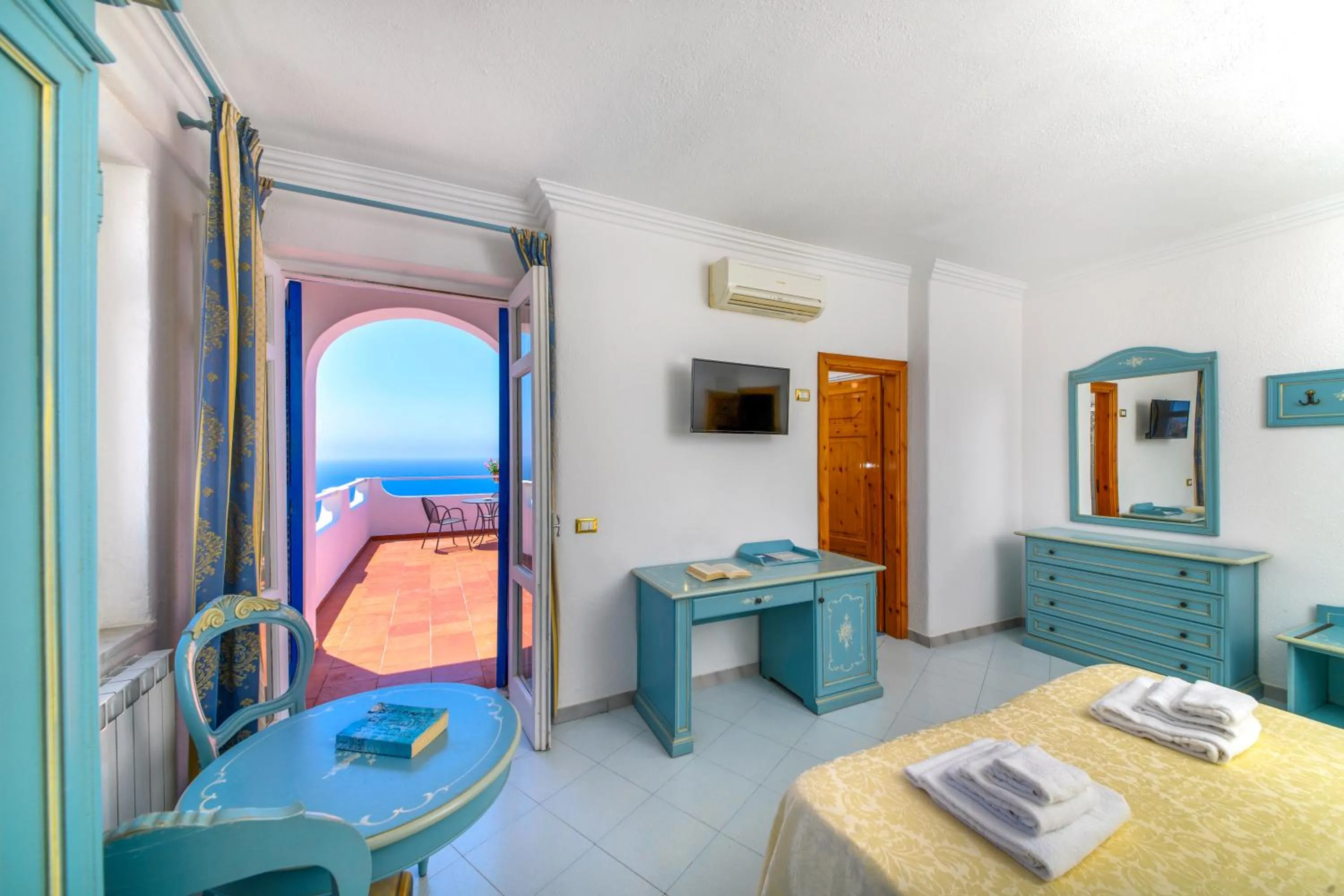 Photo of the whole room, Bed in Hotel Grazia alla Scannella