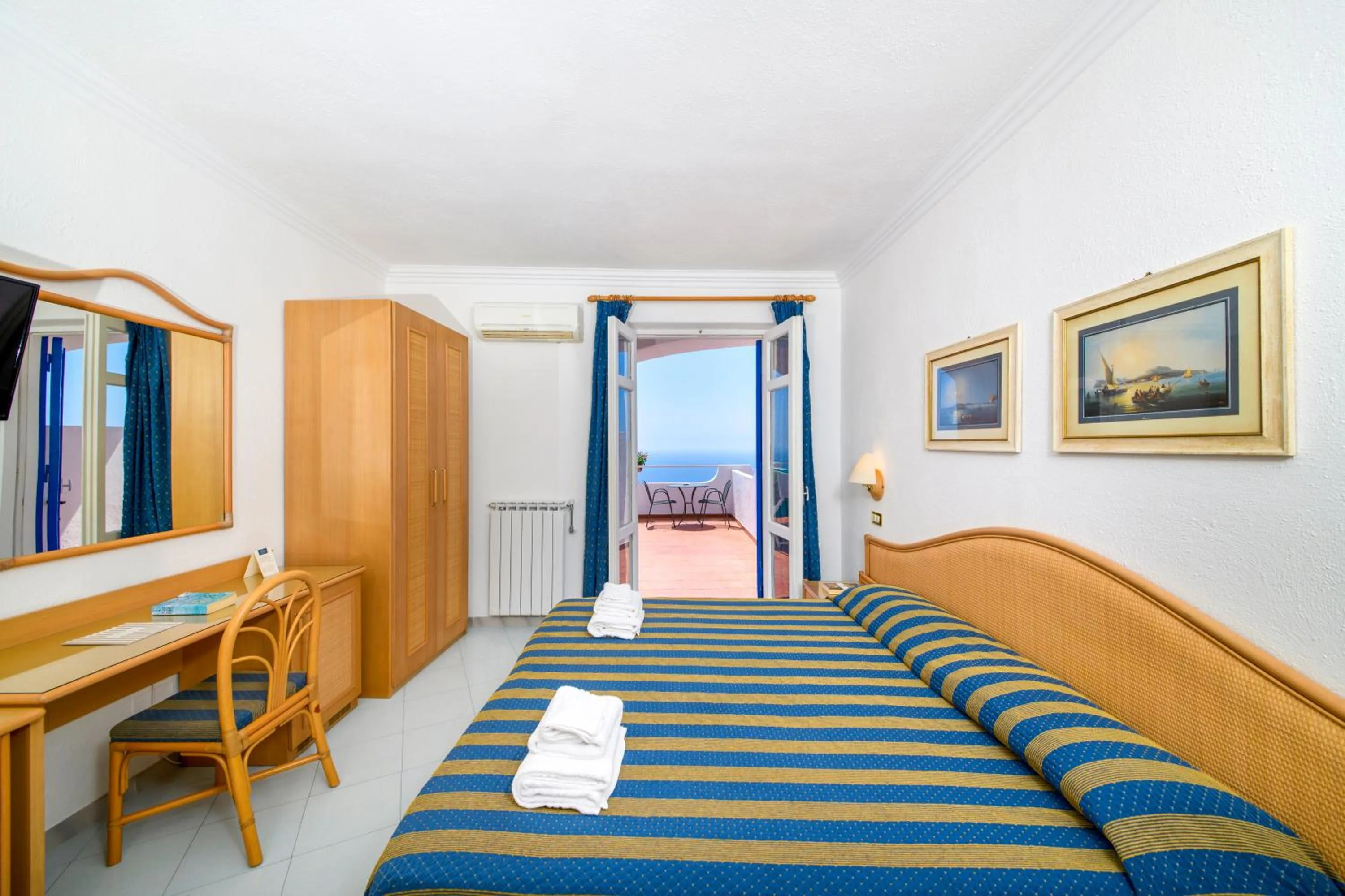 Photo of the whole room, Bed in Hotel Grazia alla Scannella