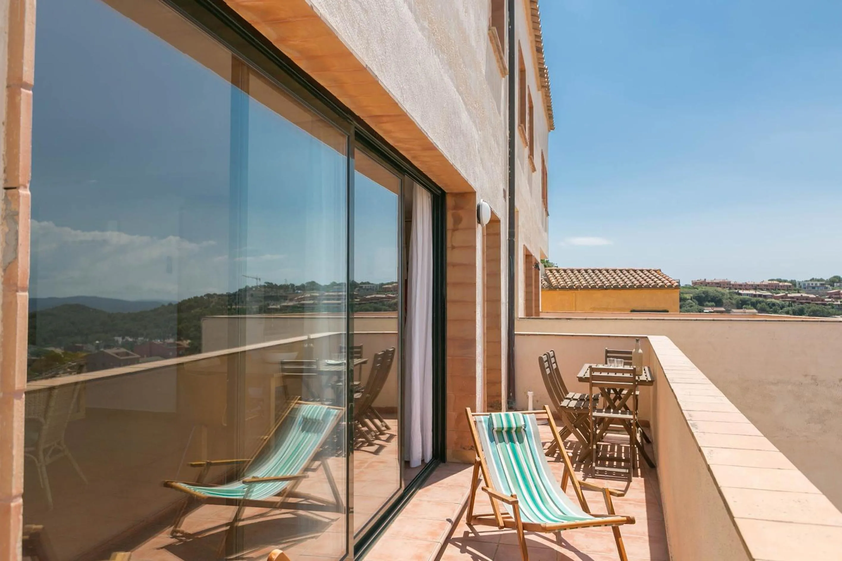 2 bedroom apartment in Begur center. Sea views terrace and pool Ref:H09