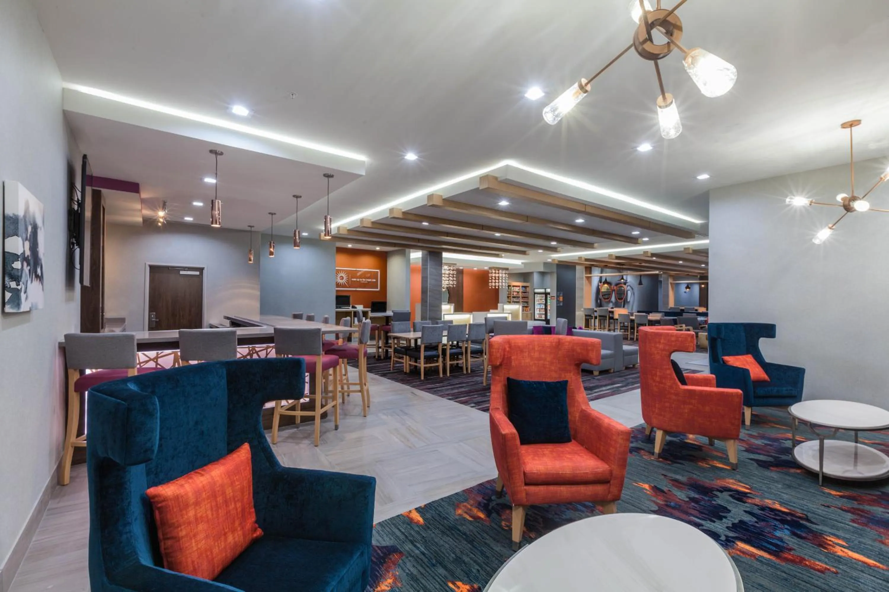 Lounge or bar in La Quinta by Wyndham Houston East at Sheldon Rd