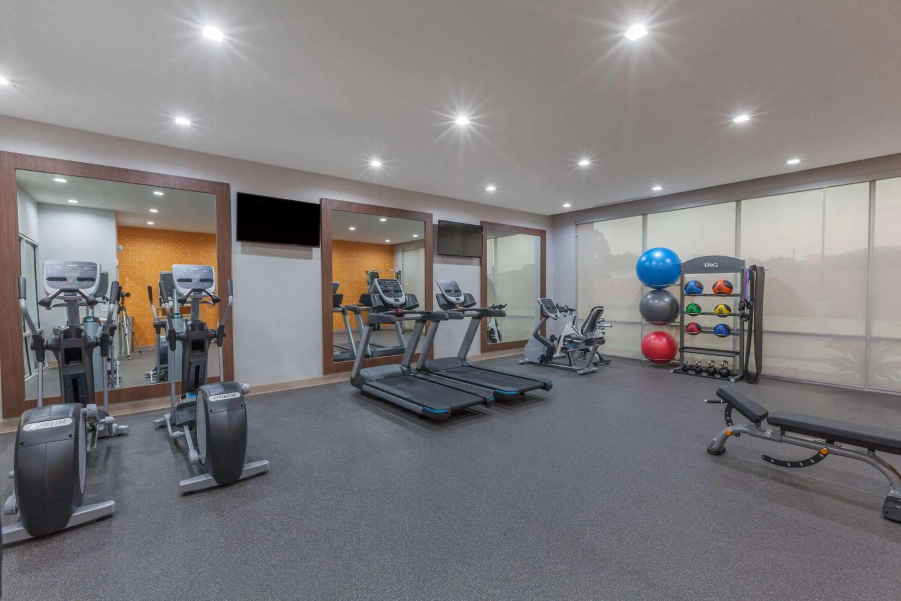 Fitness centre/facilities in La Quinta by Wyndham Houston East at Sheldon Rd