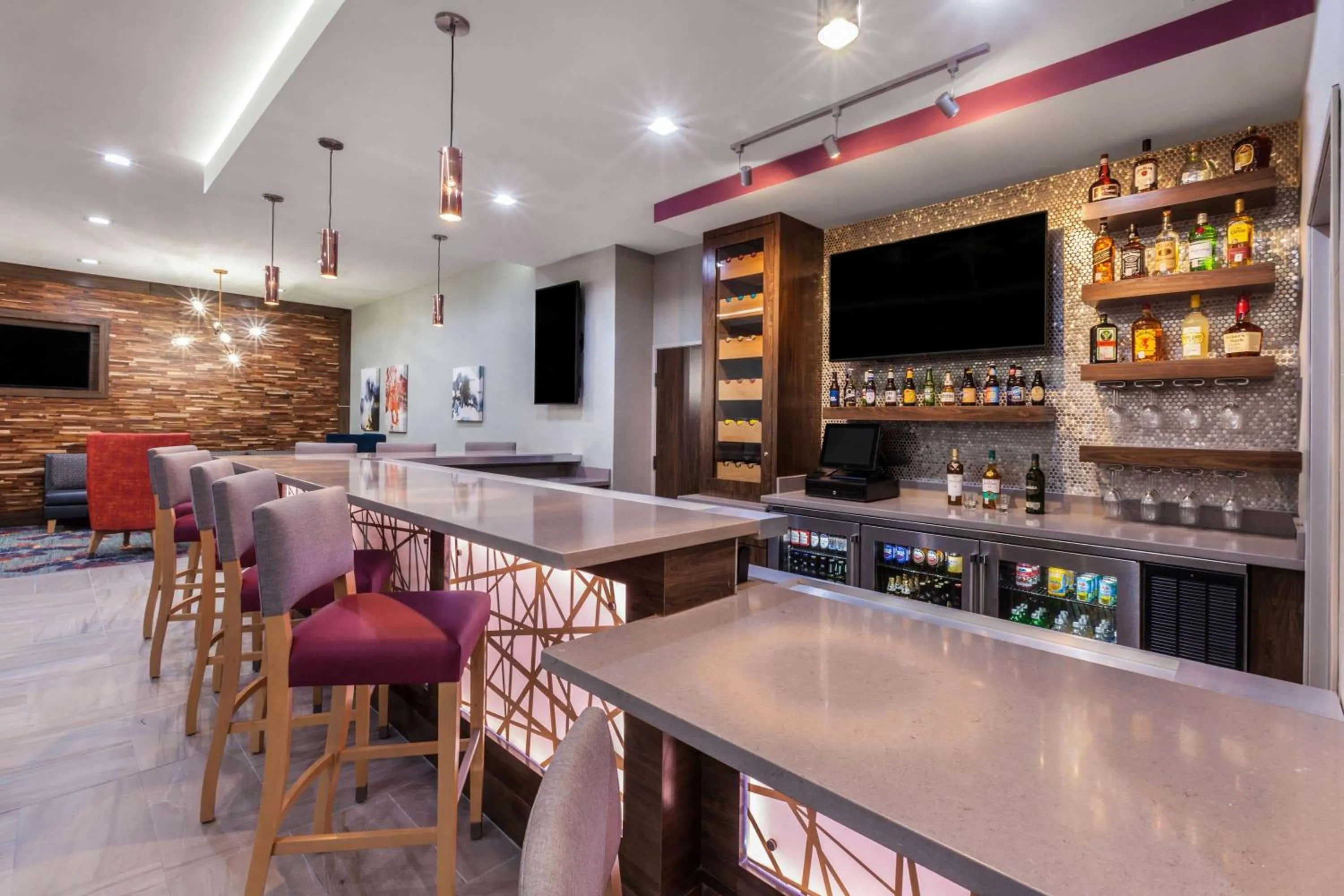 Lounge or bar in La Quinta by Wyndham Houston East at Sheldon Rd