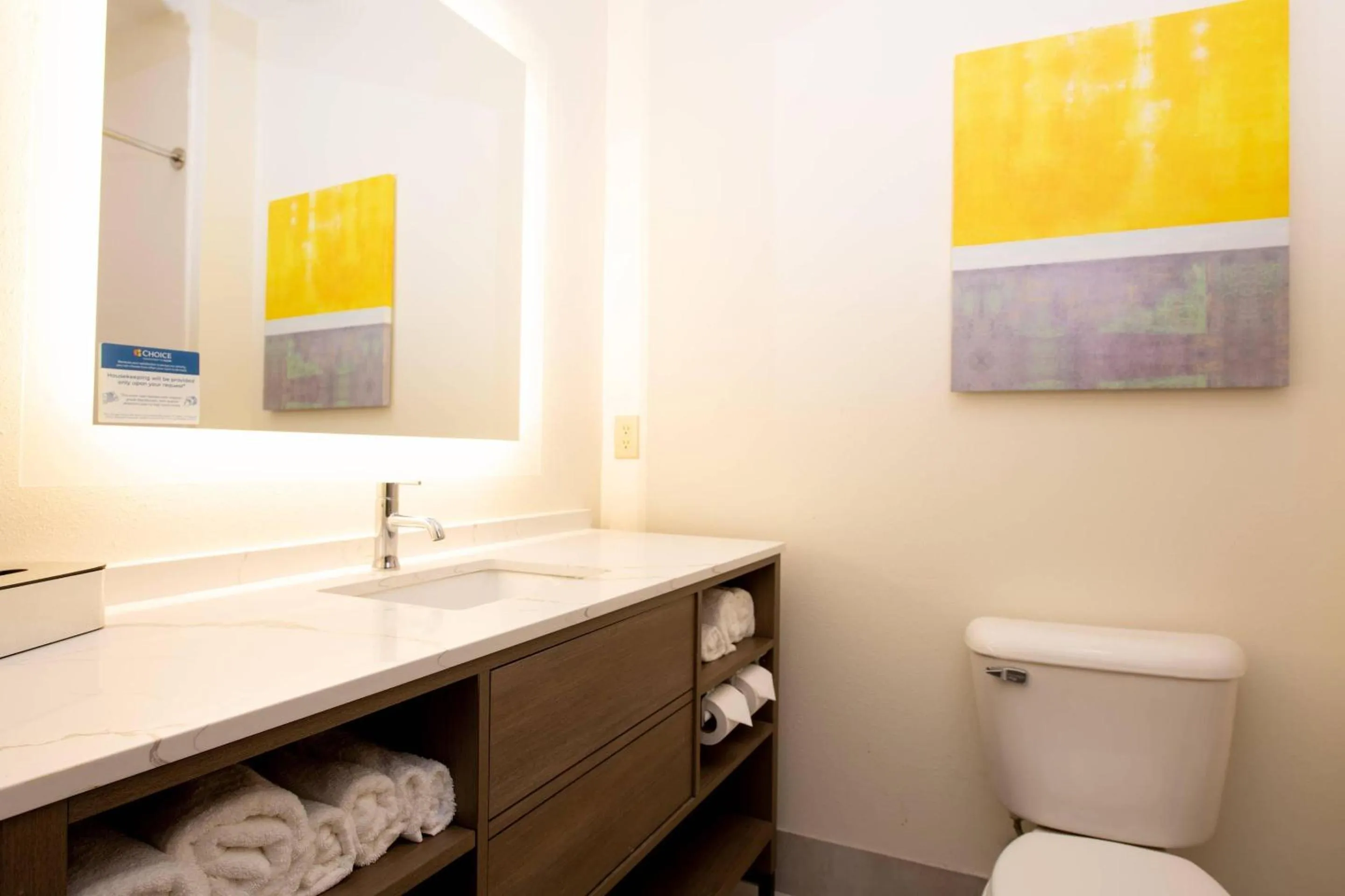 Bedroom in Comfort Suites Oil Center