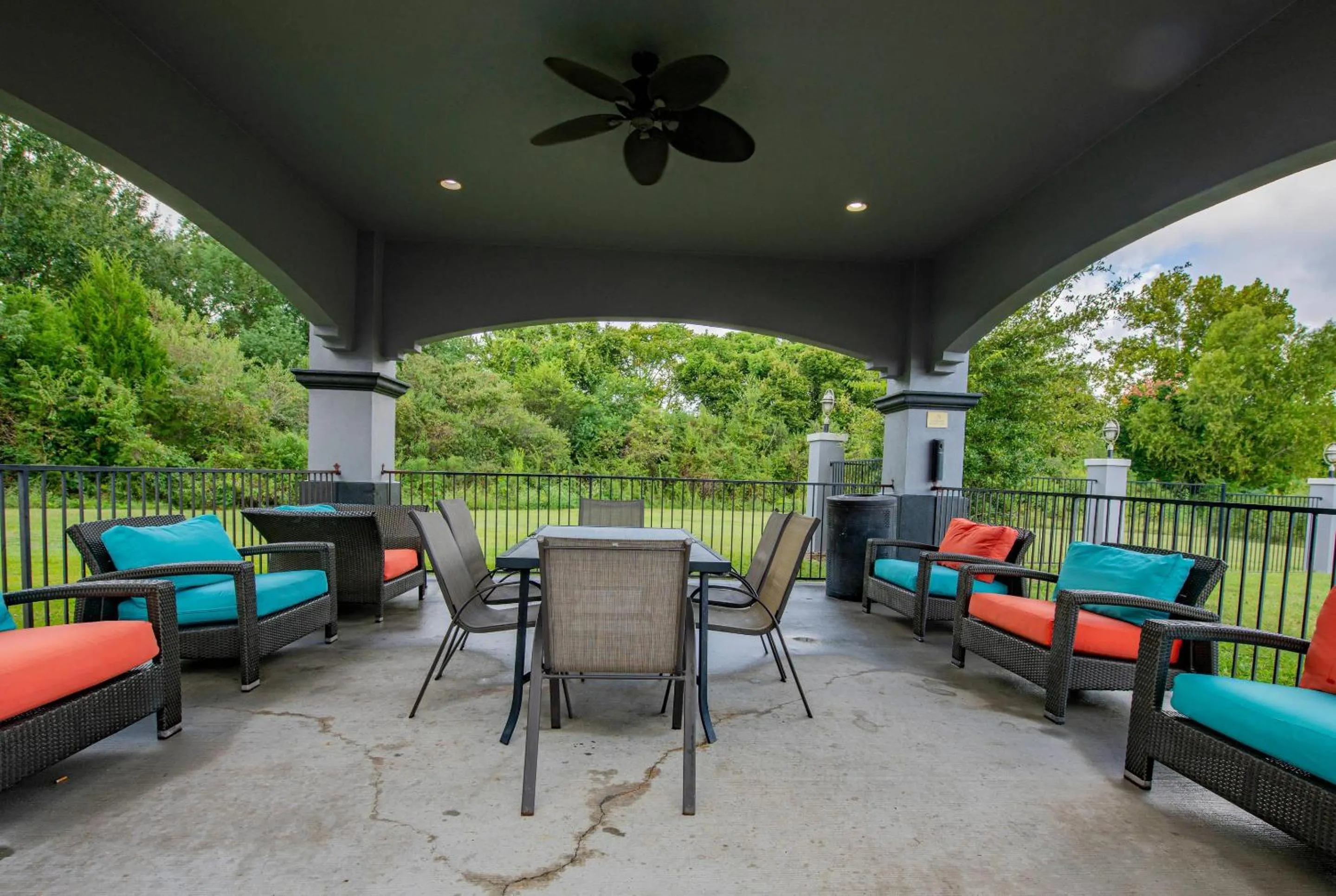 Property building in Comfort Suites Oil Center