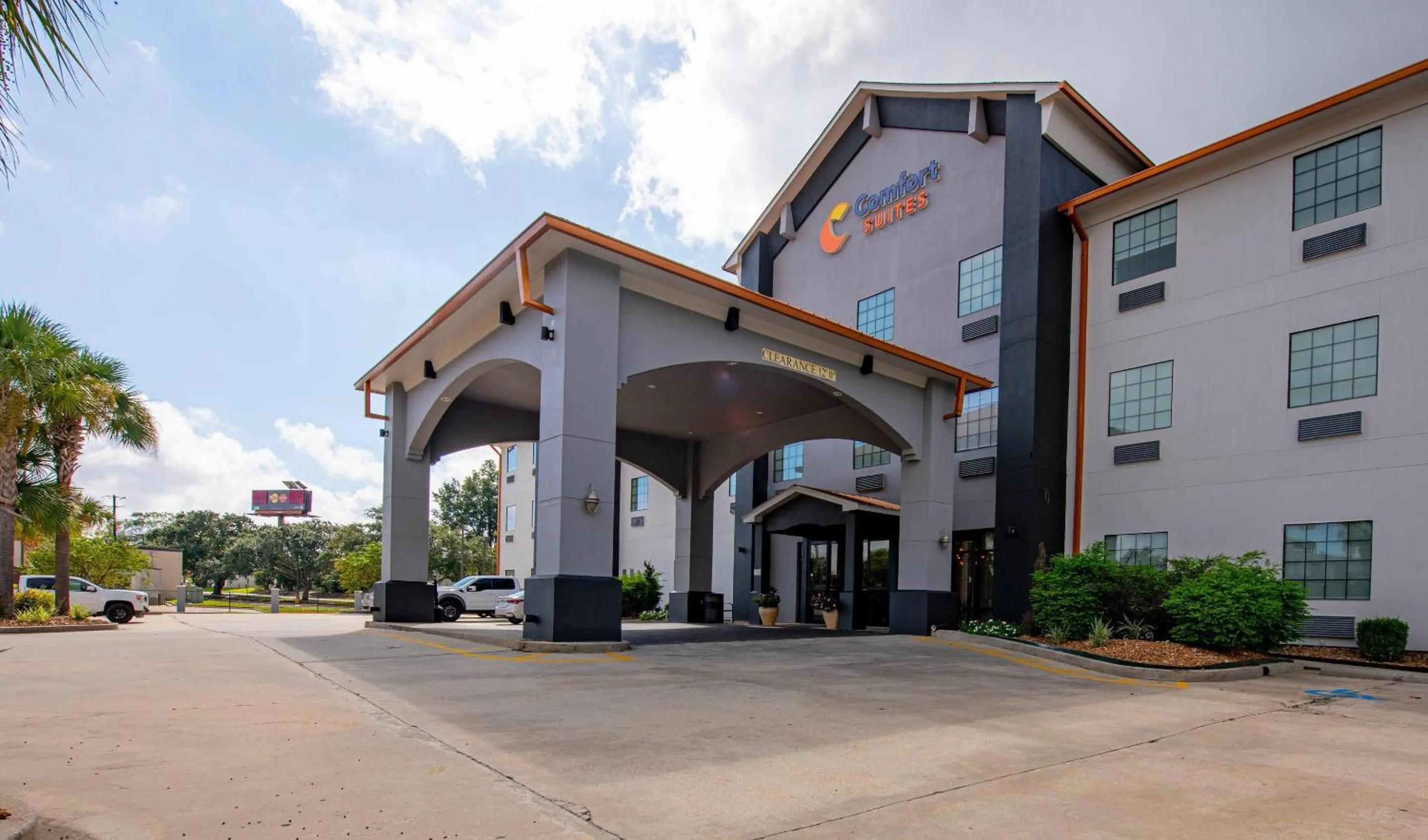 Property building in Comfort Suites Oil Center