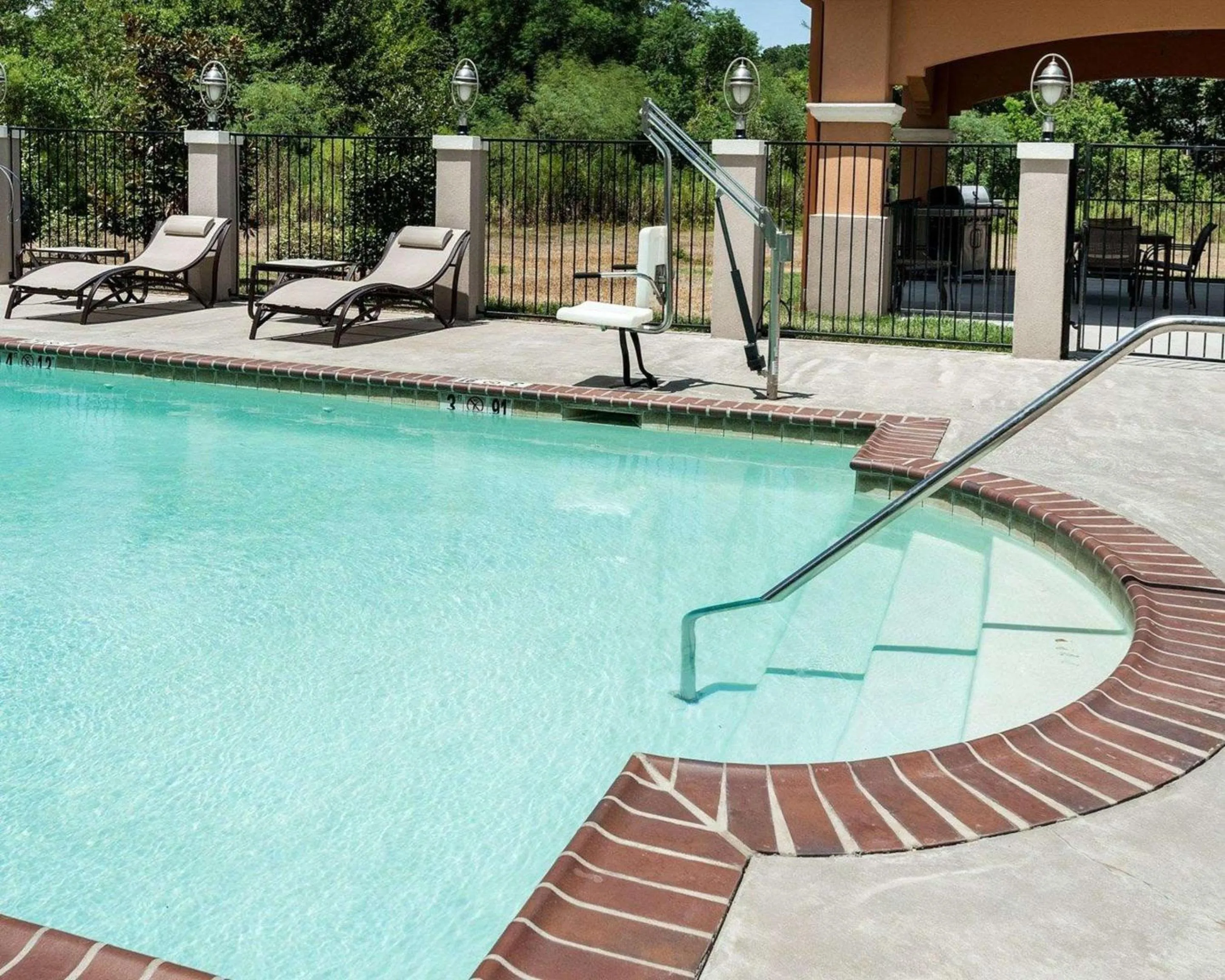 Swimming pool in Comfort Suites Oil Center