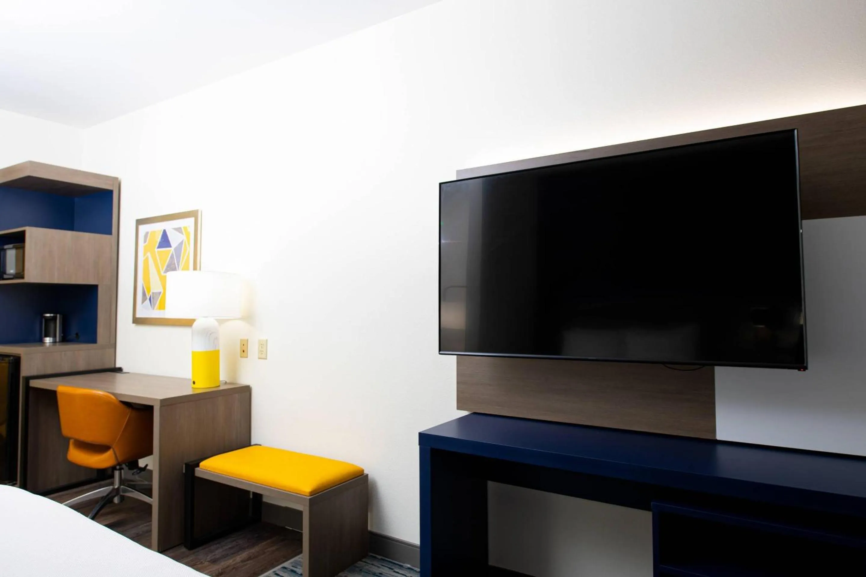 Bedroom, Bed in Comfort Suites Oil Center