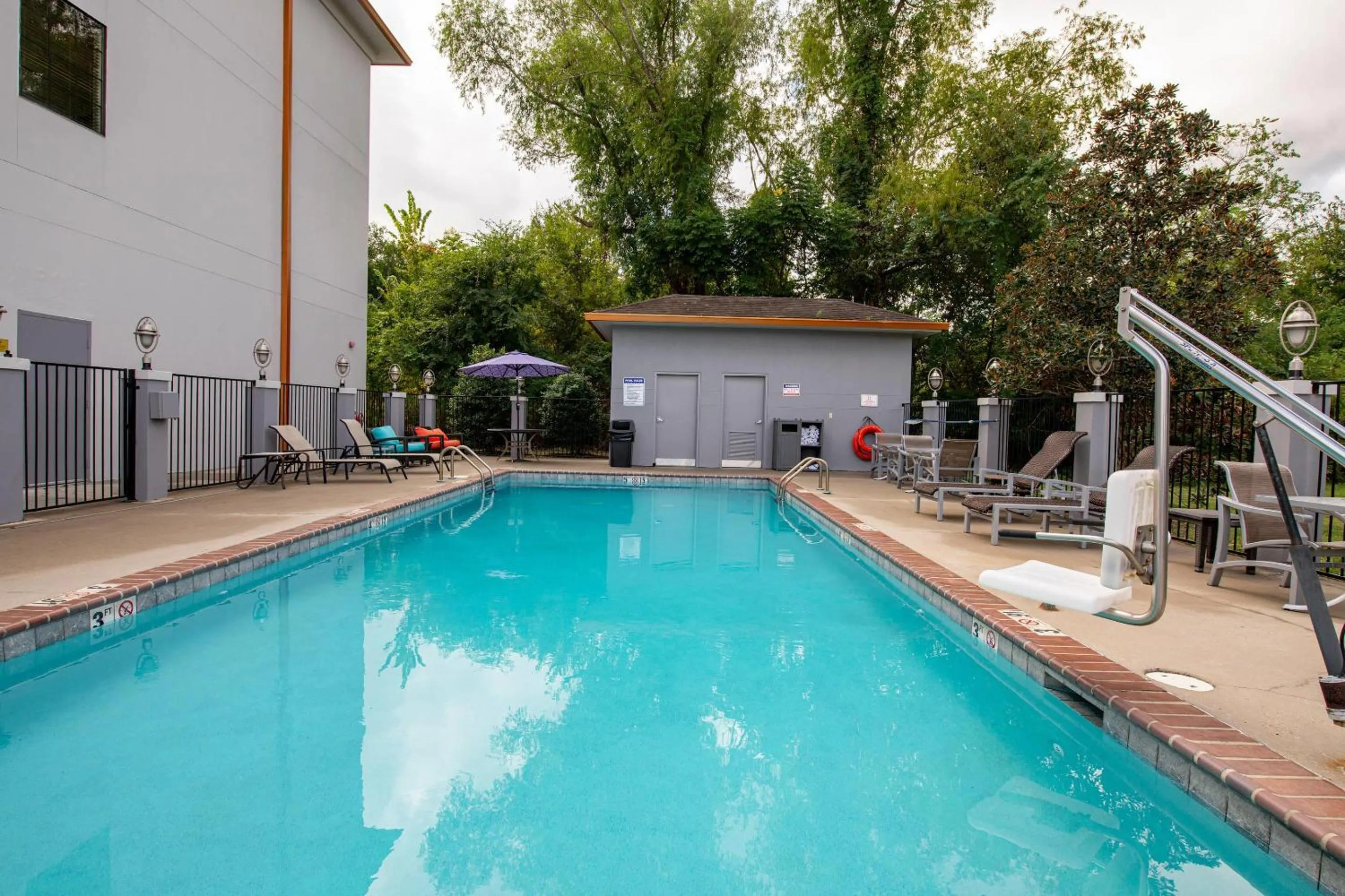 Swimming pool in Comfort Suites Oil Center