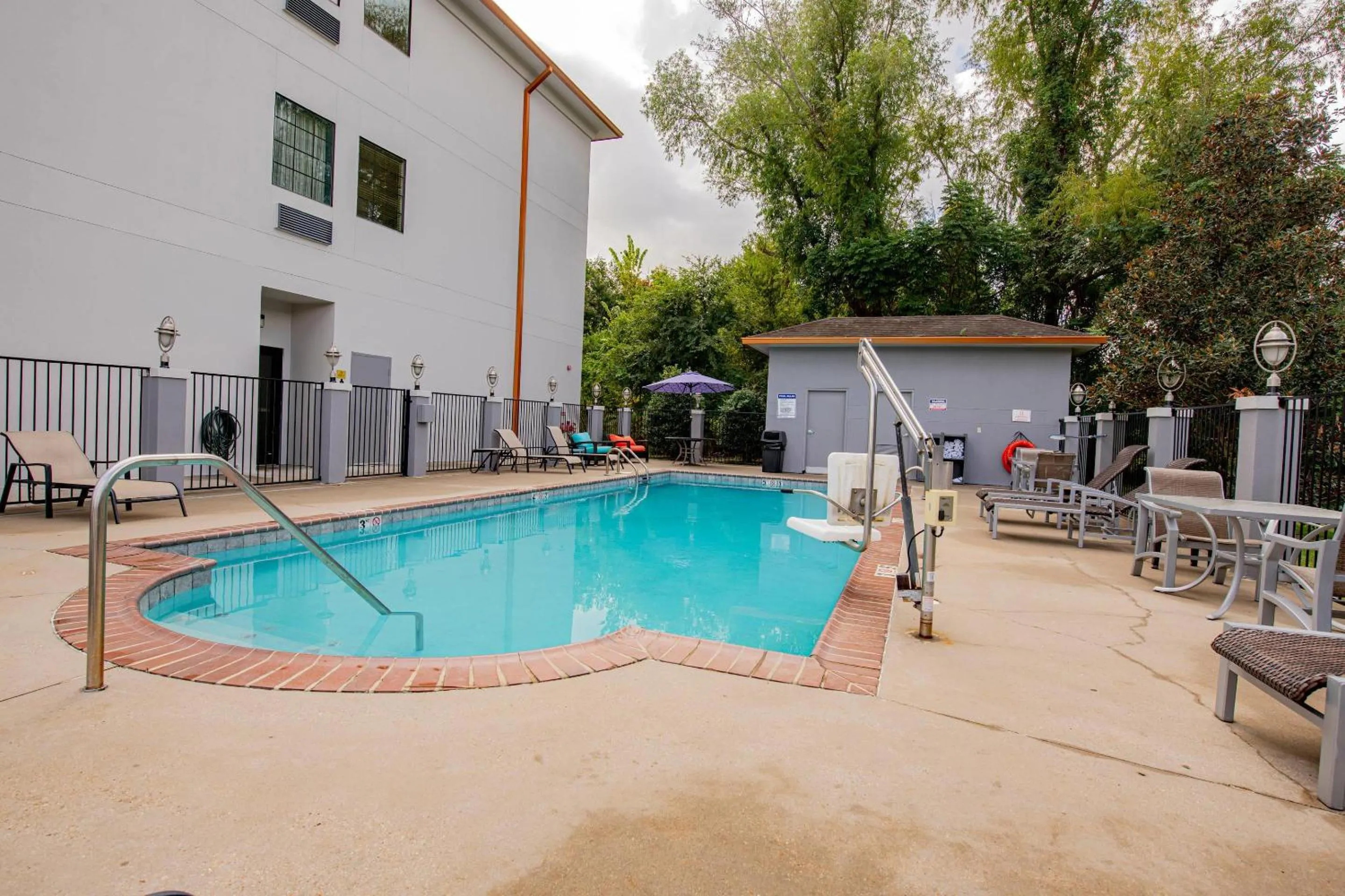 Swimming pool in Comfort Suites Oil Center