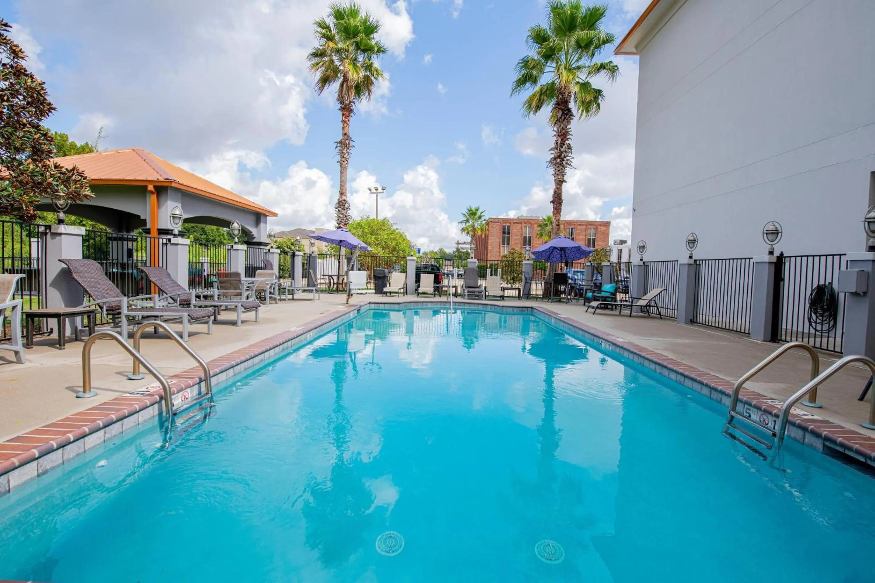 Swimming pool in Comfort Suites Oil Center