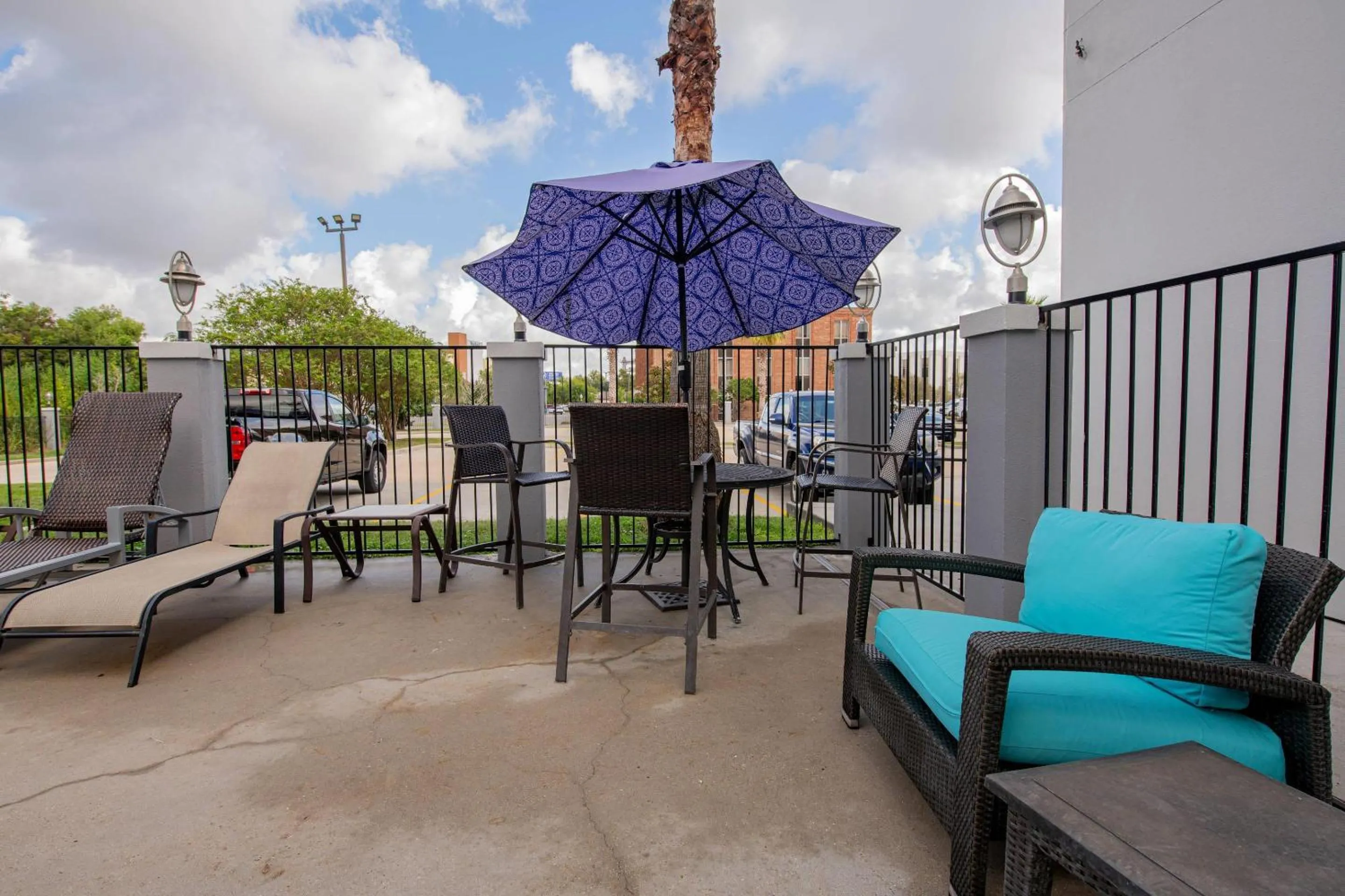 Swimming pool in Comfort Suites Oil Center