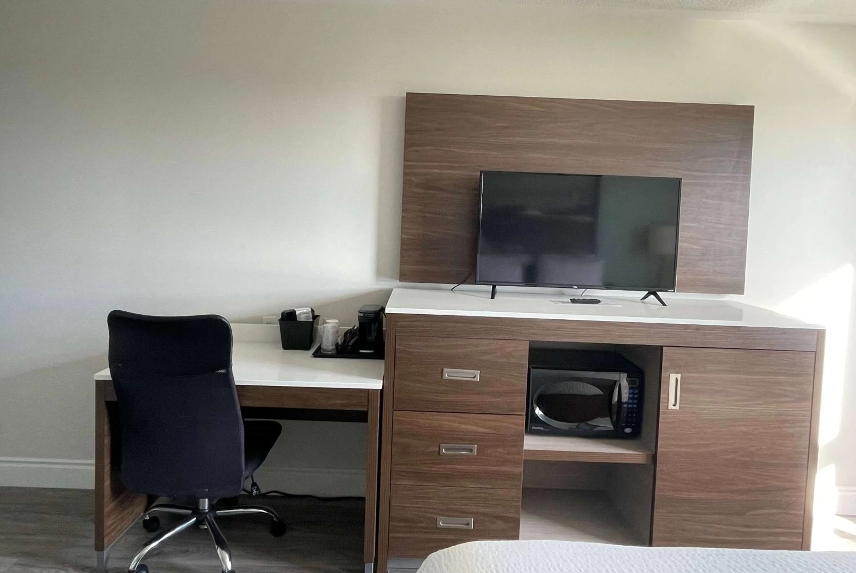 Photo of the whole room in Super 8 by Wyndham Peterborough