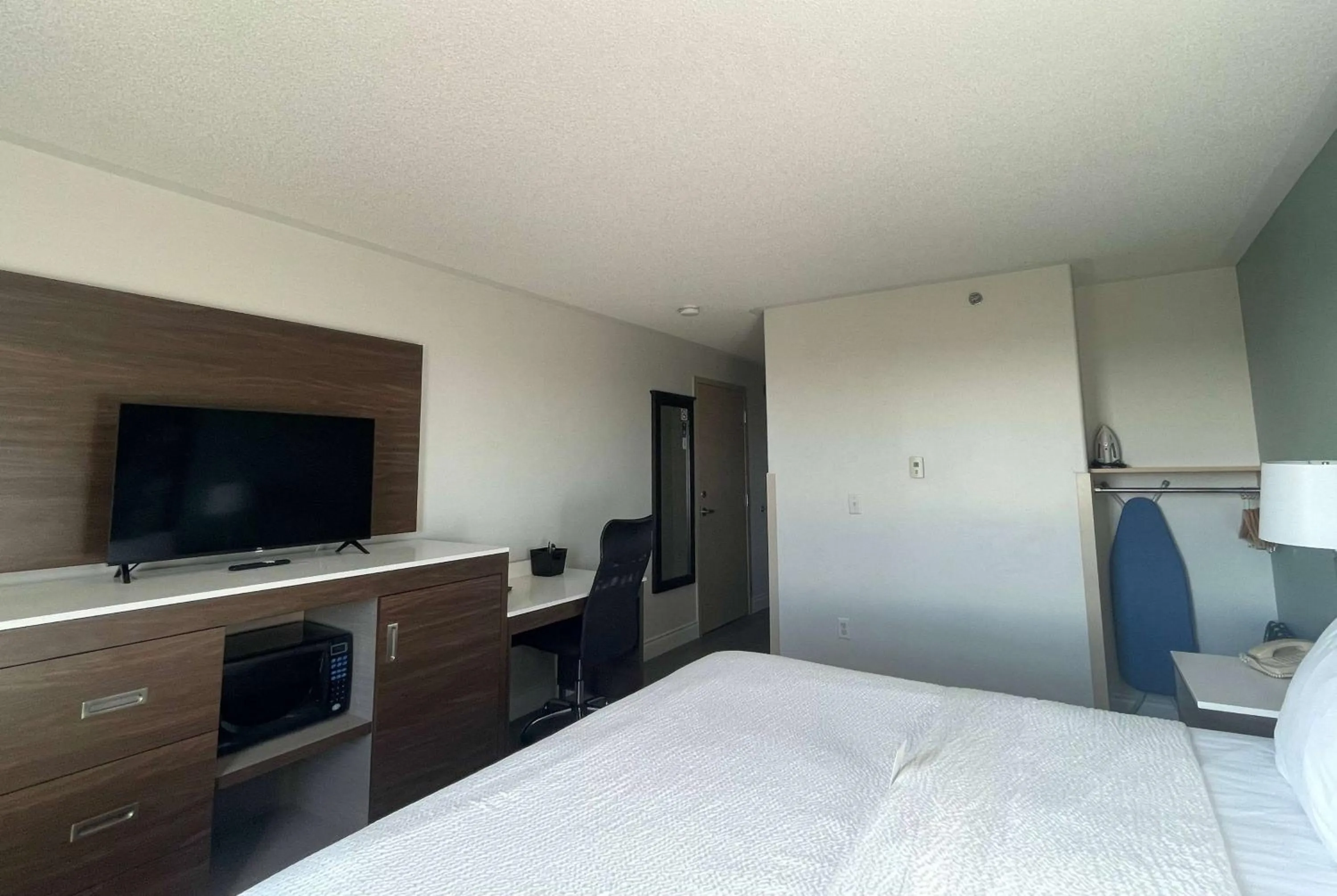 Photo of the whole room, Bed in Super 8 by Wyndham Peterborough