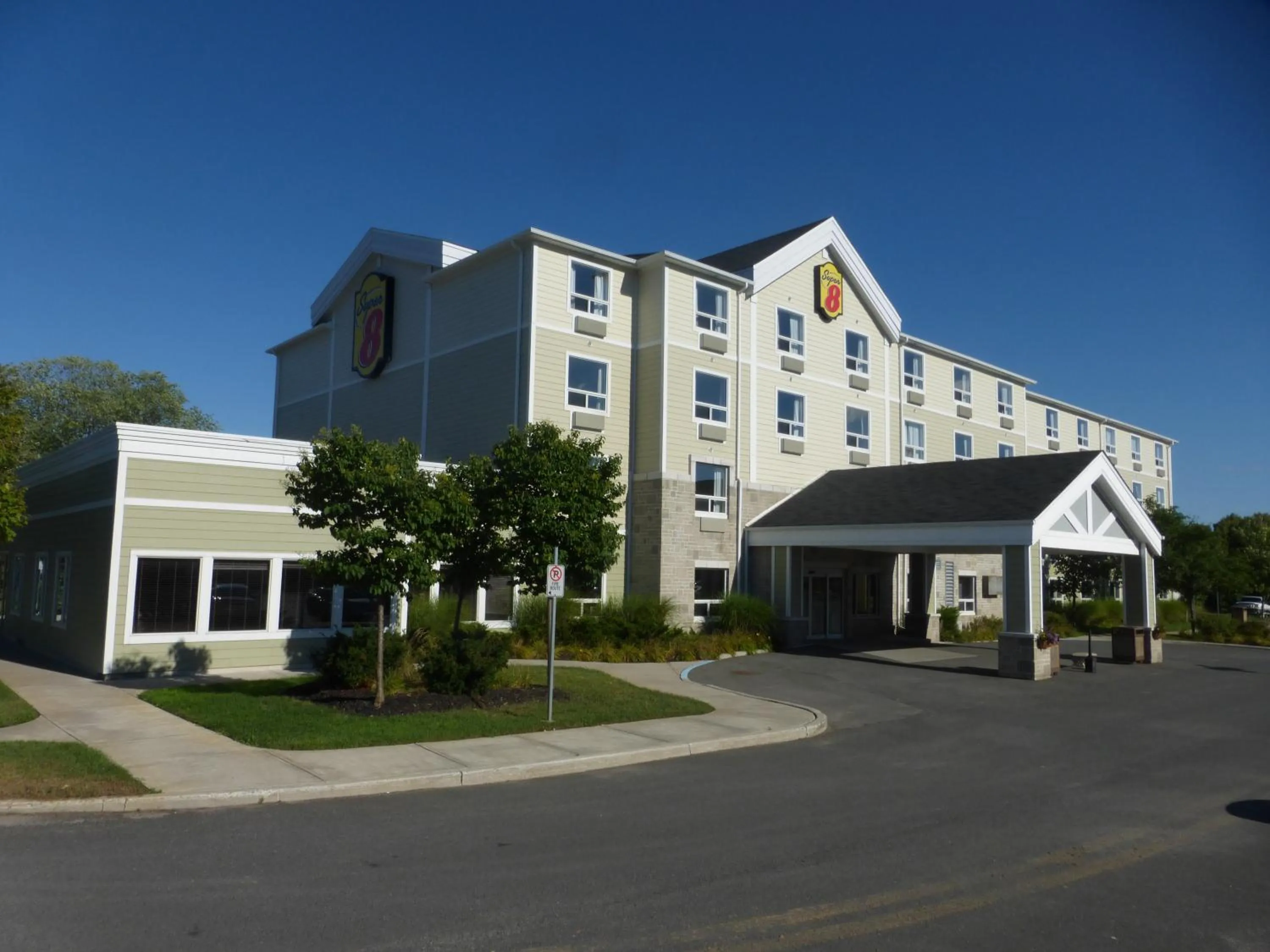 Facade/entrance in Super 8 by Wyndham Peterborough