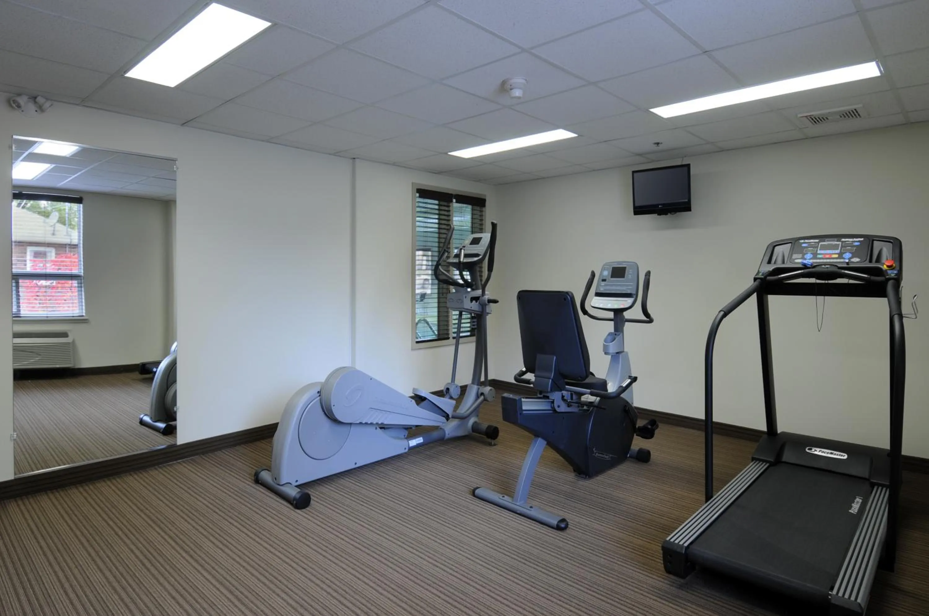 Fitness centre/facilities in Super 8 by Wyndham Peterborough