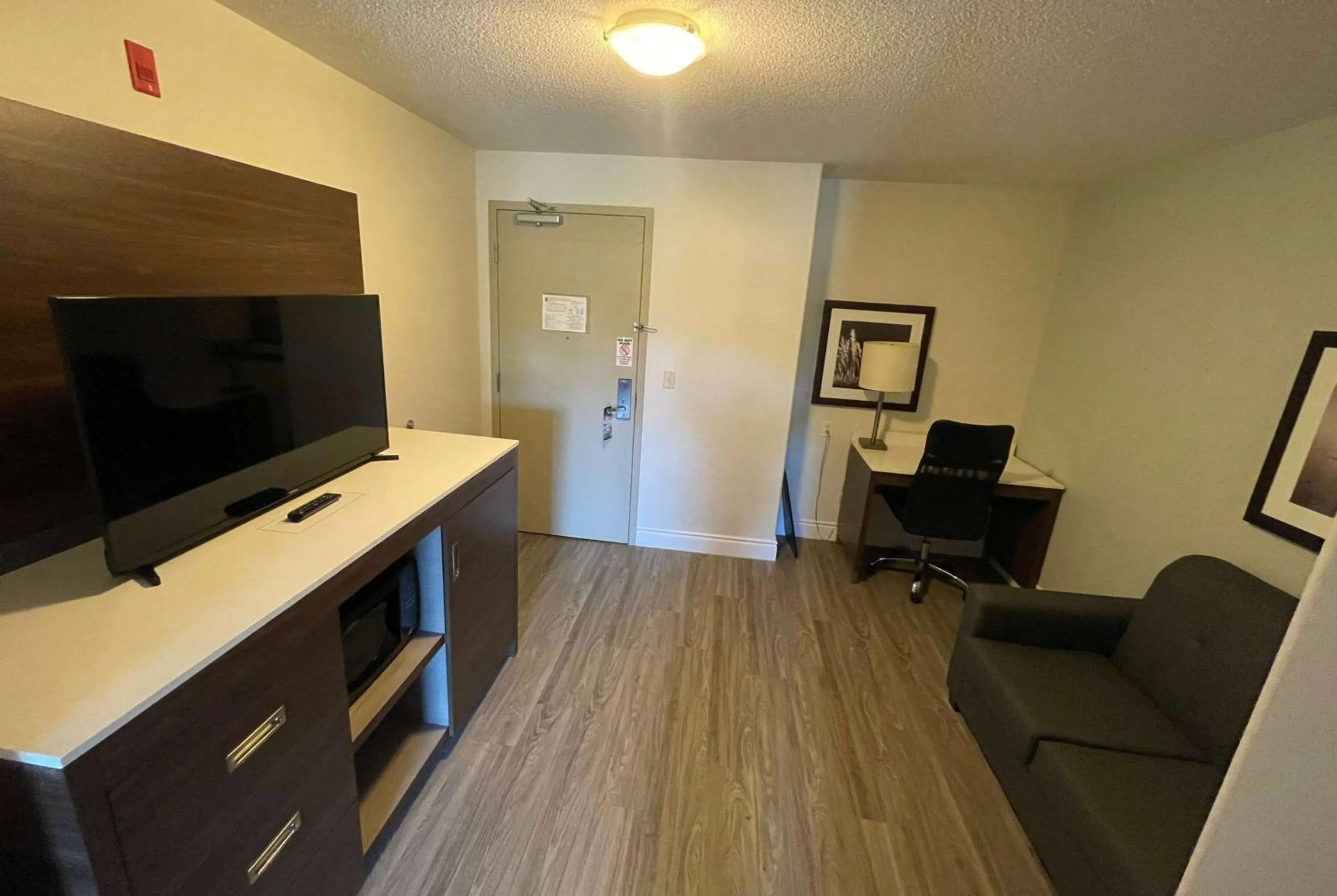 Photo of the whole room in Super 8 by Wyndham Peterborough