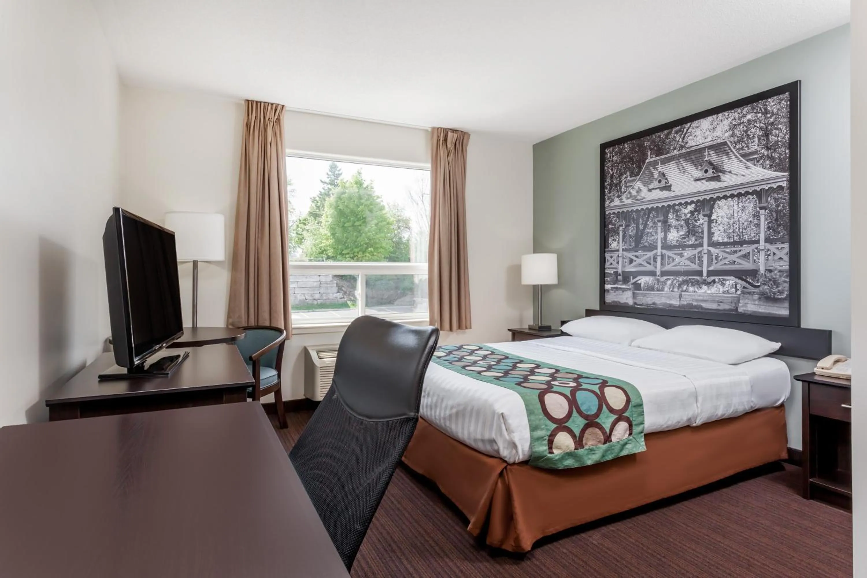 Photo of the whole room, Bed in Super 8 by Wyndham Peterborough