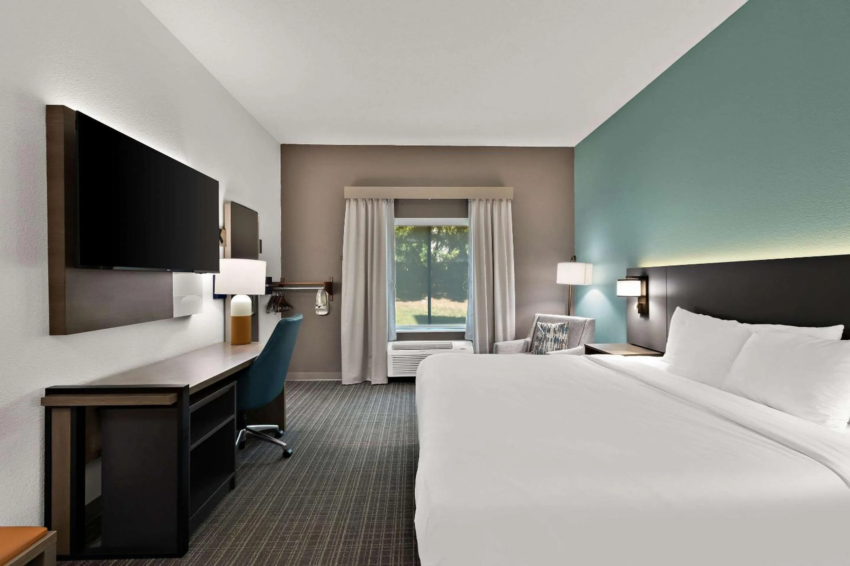 Bedroom, Bed in Comfort Inn Powell - Knoxville North