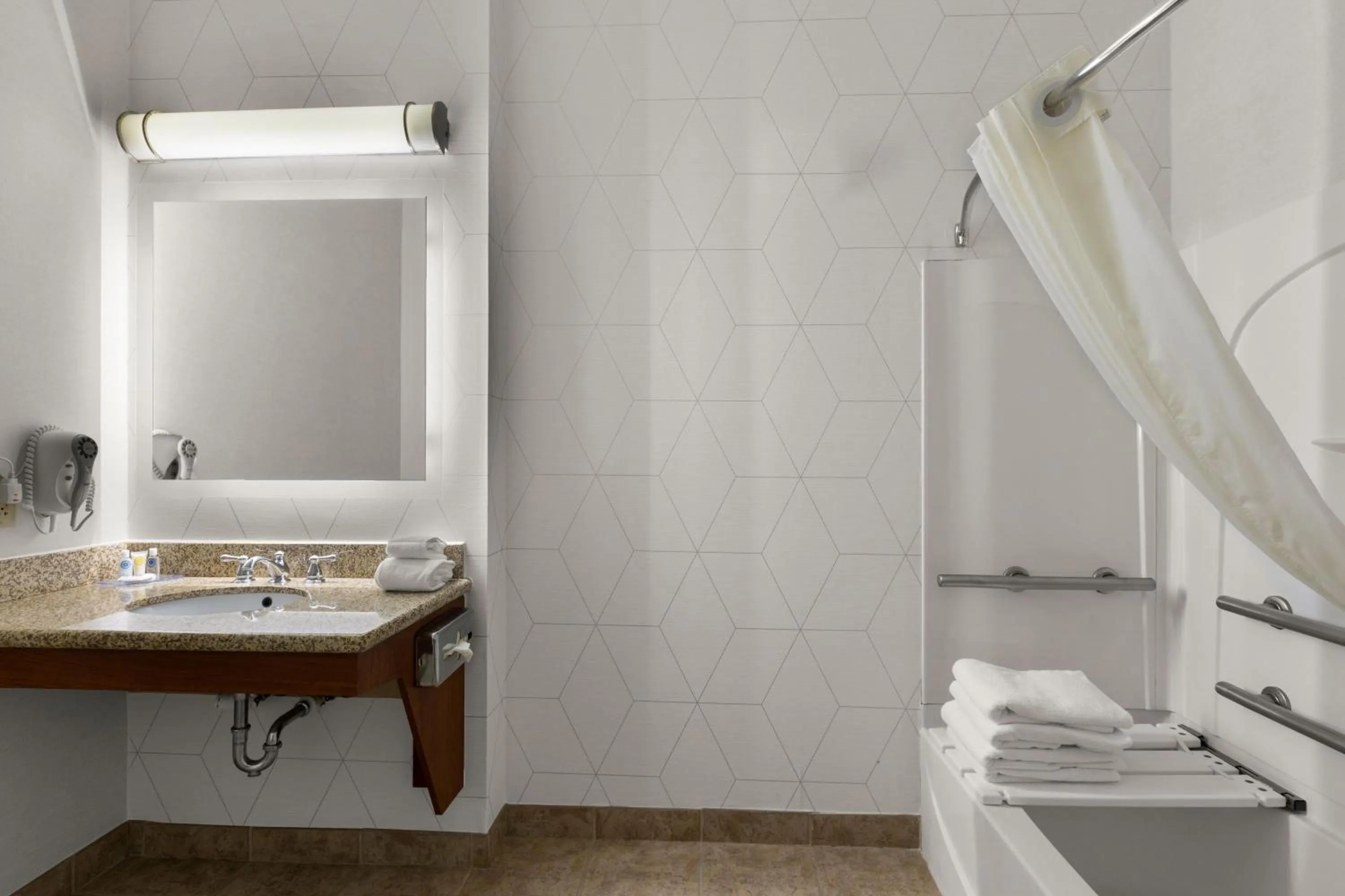 Shower in Comfort Inn Powell - Knoxville North