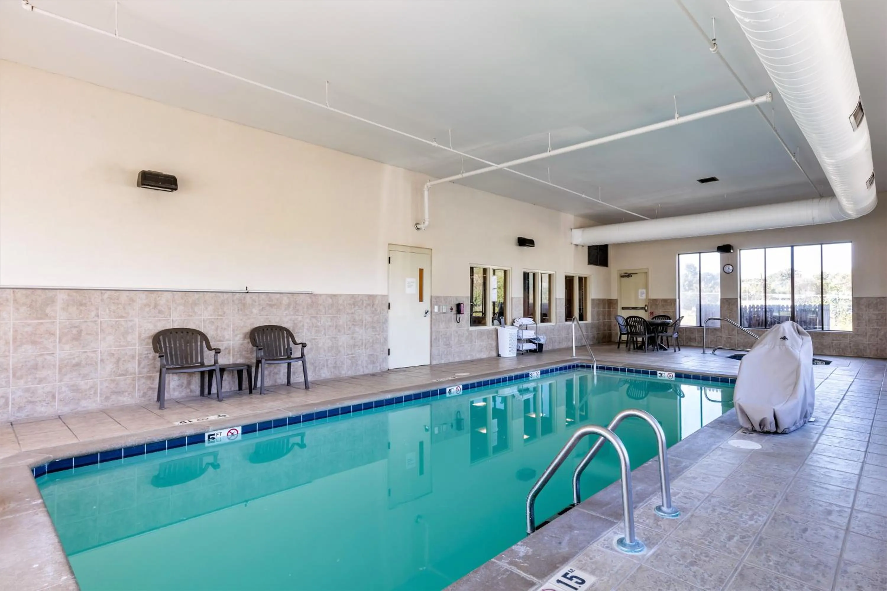 Swimming pool in Comfort Inn Powell - Knoxville North