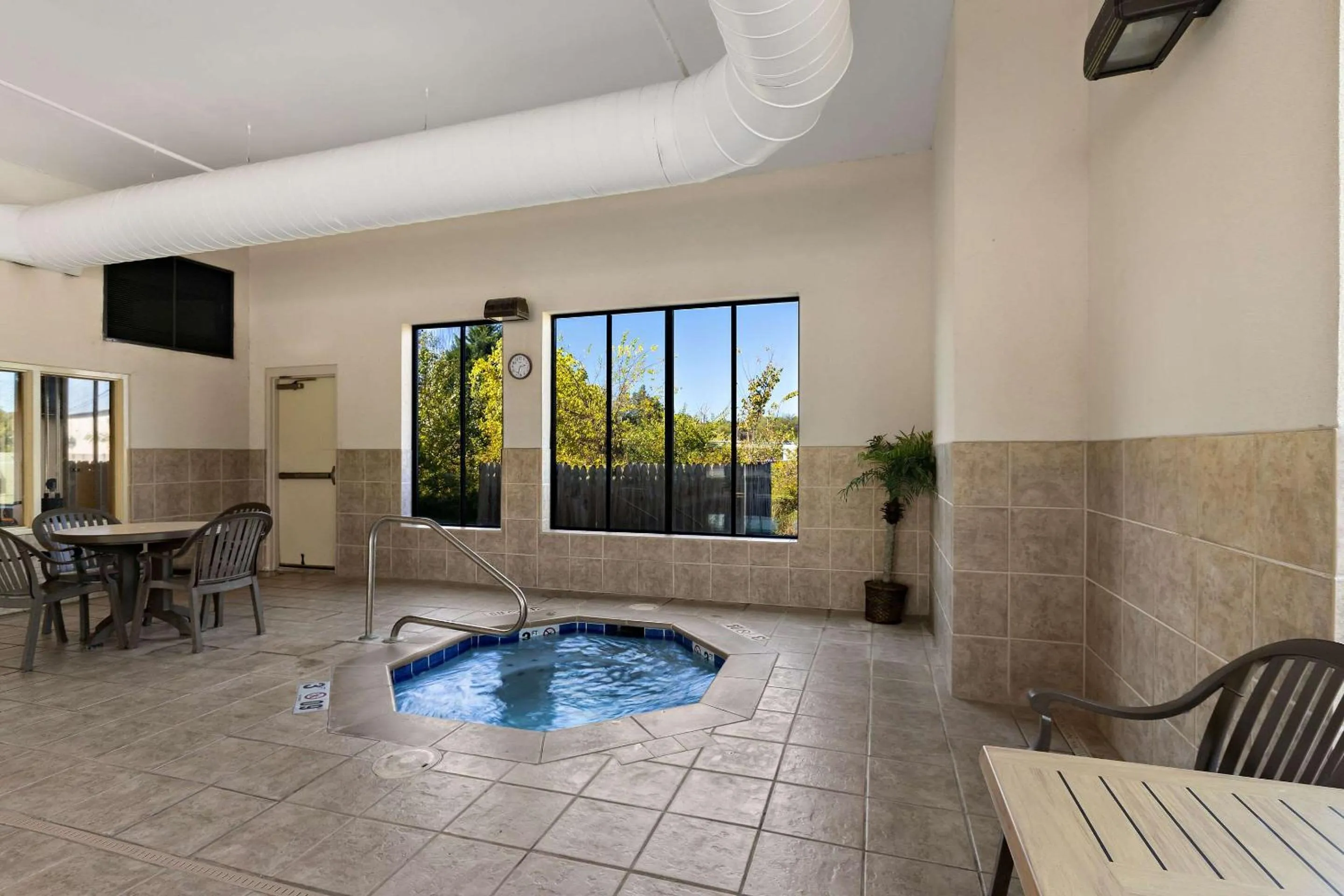 Hot Tub in Comfort Inn Powell - Knoxville North