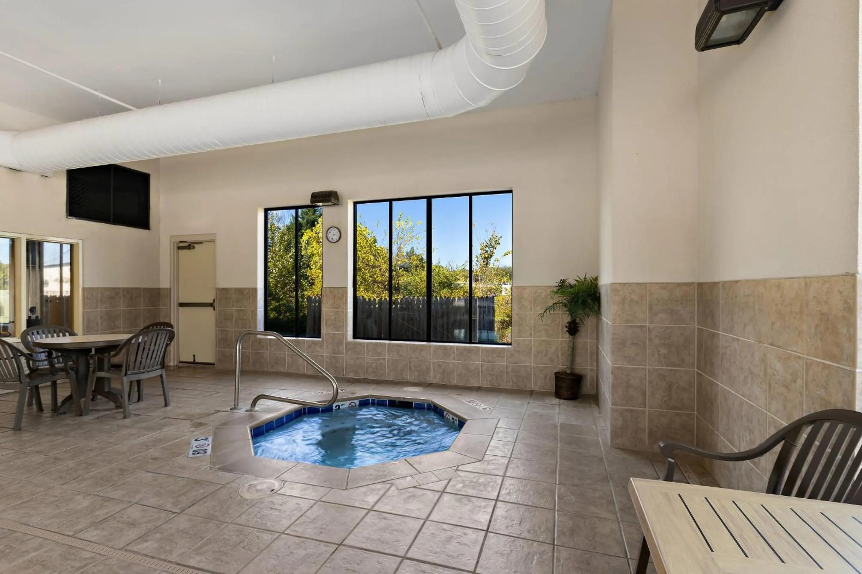 Swimming pool in Comfort Inn Powell - Knoxville North