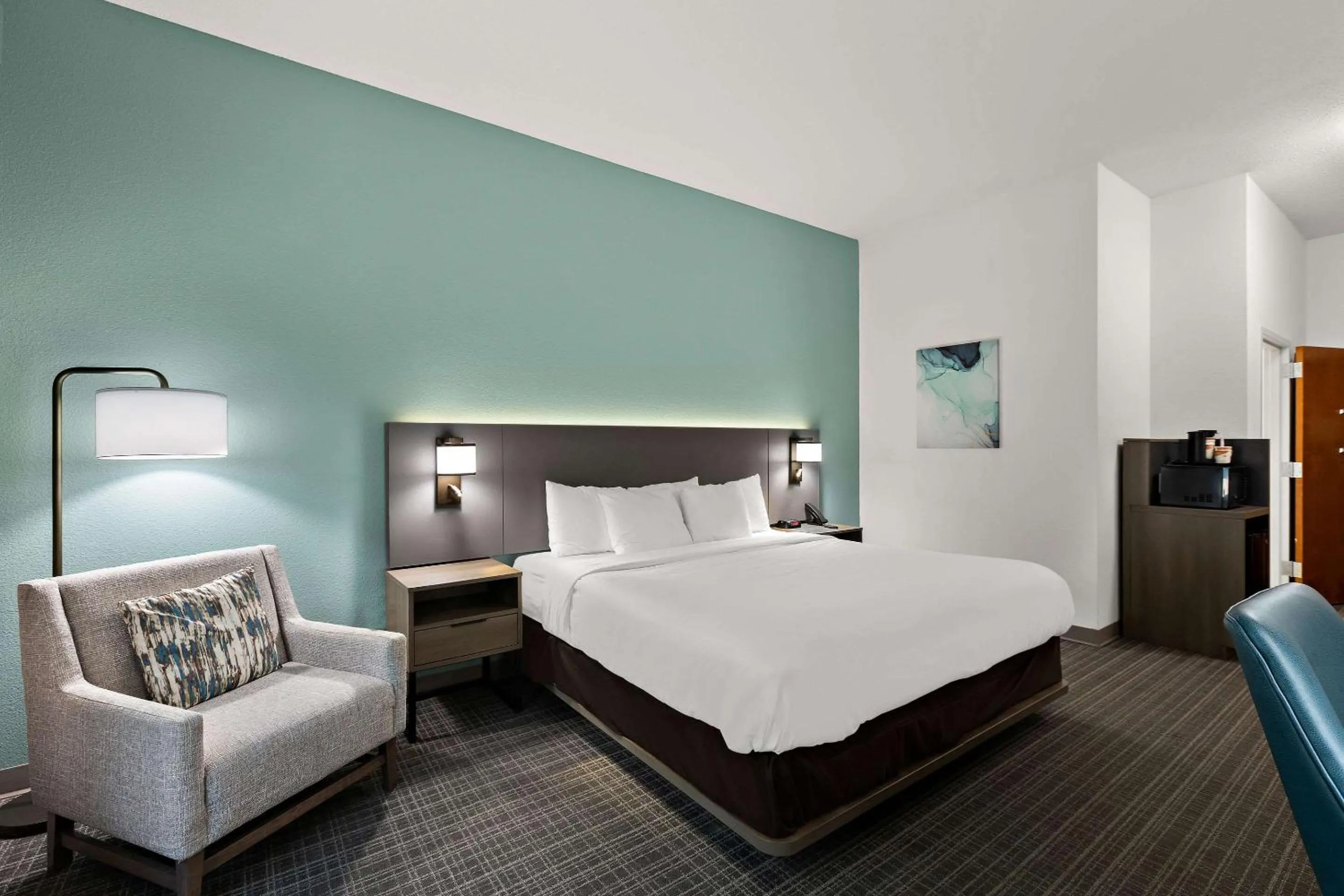 Bedroom, Bed in Comfort Inn Powell - Knoxville North